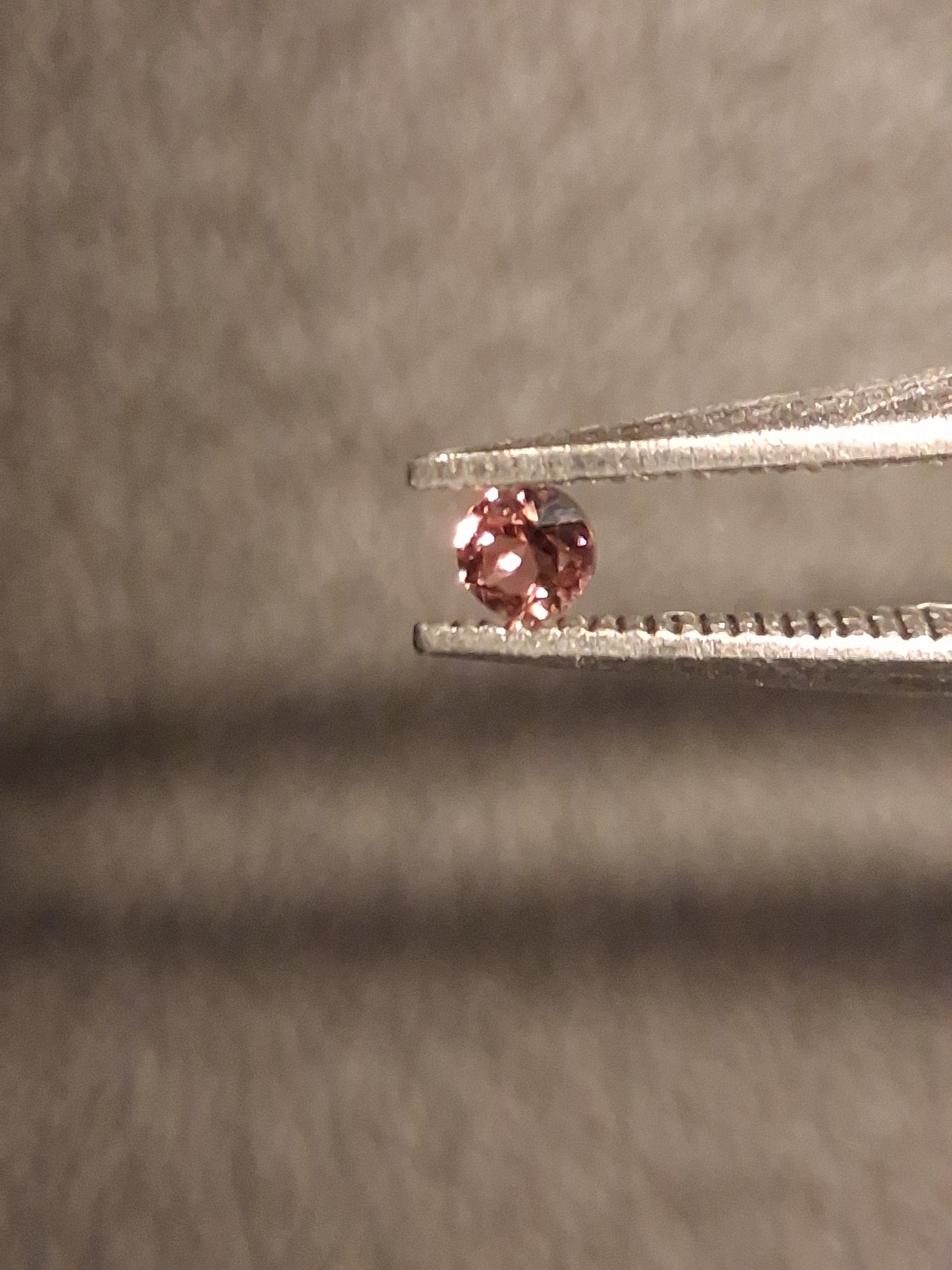 Natural Tourmaline - brownish pink - 2 mm - 0.030 ct - round - unheated - Natural Gems Belgium
