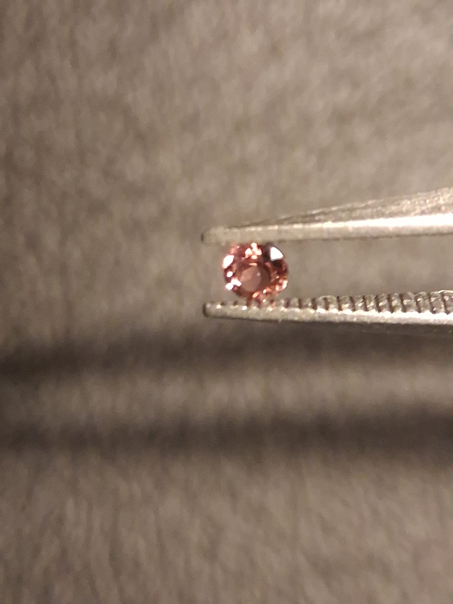 Natural Tourmaline - brownish pink - 2 mm - 0.030 ct - round - unheated - Natural Gems Belgium