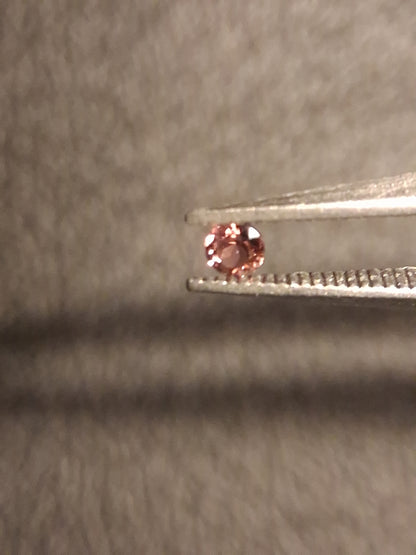 Natural Tourmaline - brownish pink - 2 mm - 0.030 ct - round - unheated - Natural Gems Belgium