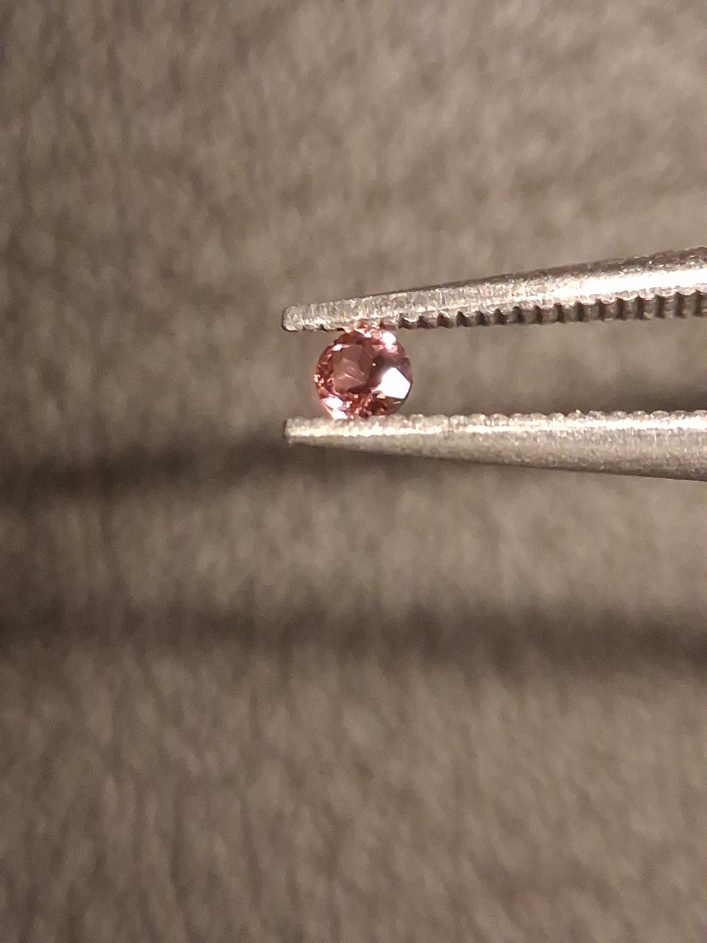 Natural Tourmaline - brownish pink - 2 mm - 0.030 ct - round - unheated - Natural Gems Belgium