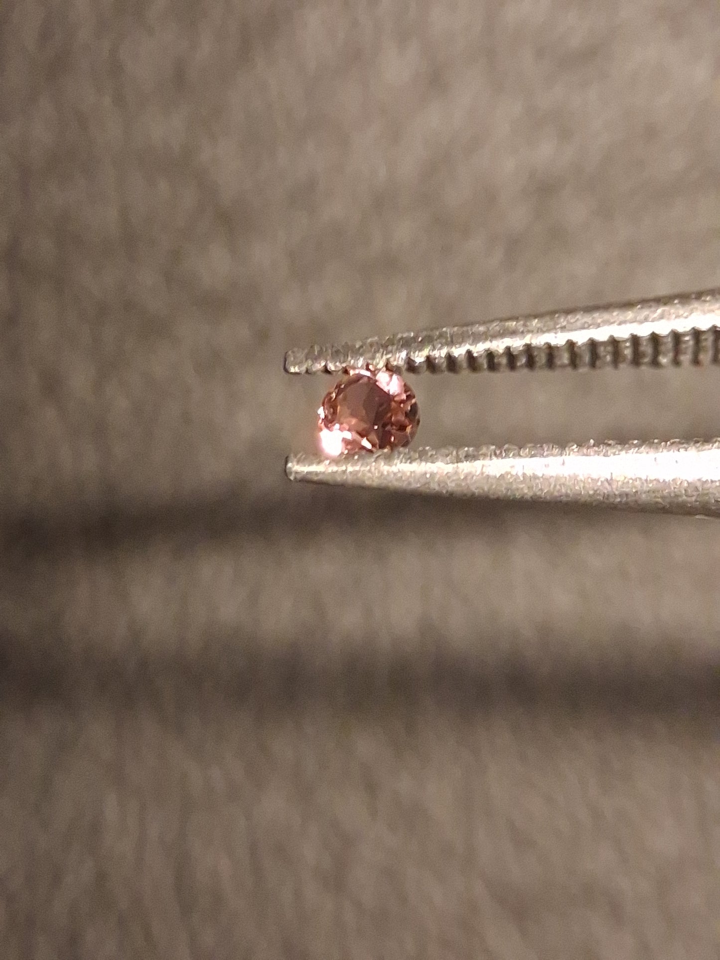 Natural Tourmaline - brownish pink - 2 mm - 0.030 ct - round - unheated - Natural Gems Belgium