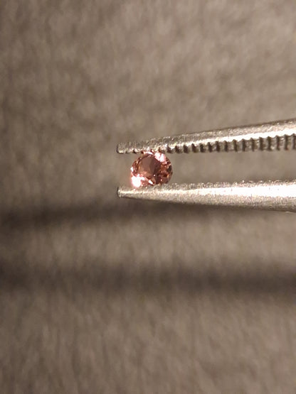 Natural Tourmaline - brownish pink - 2 mm - 0.030 ct - round - unheated - Natural Gems Belgium