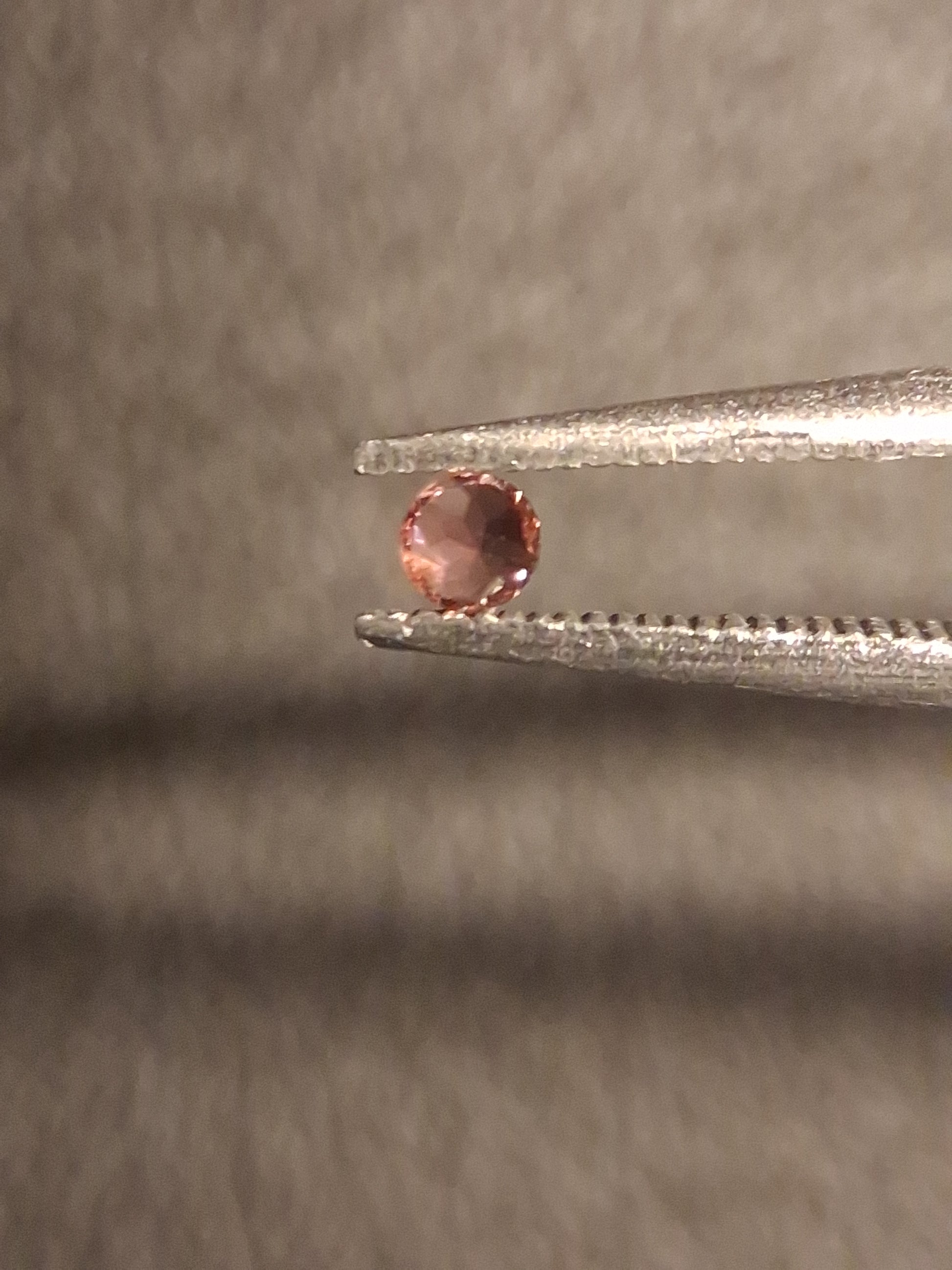 Natural Tourmaline - brownish pink - 2 mm - 0.030 ct - round - unheated - Natural Gems Belgium