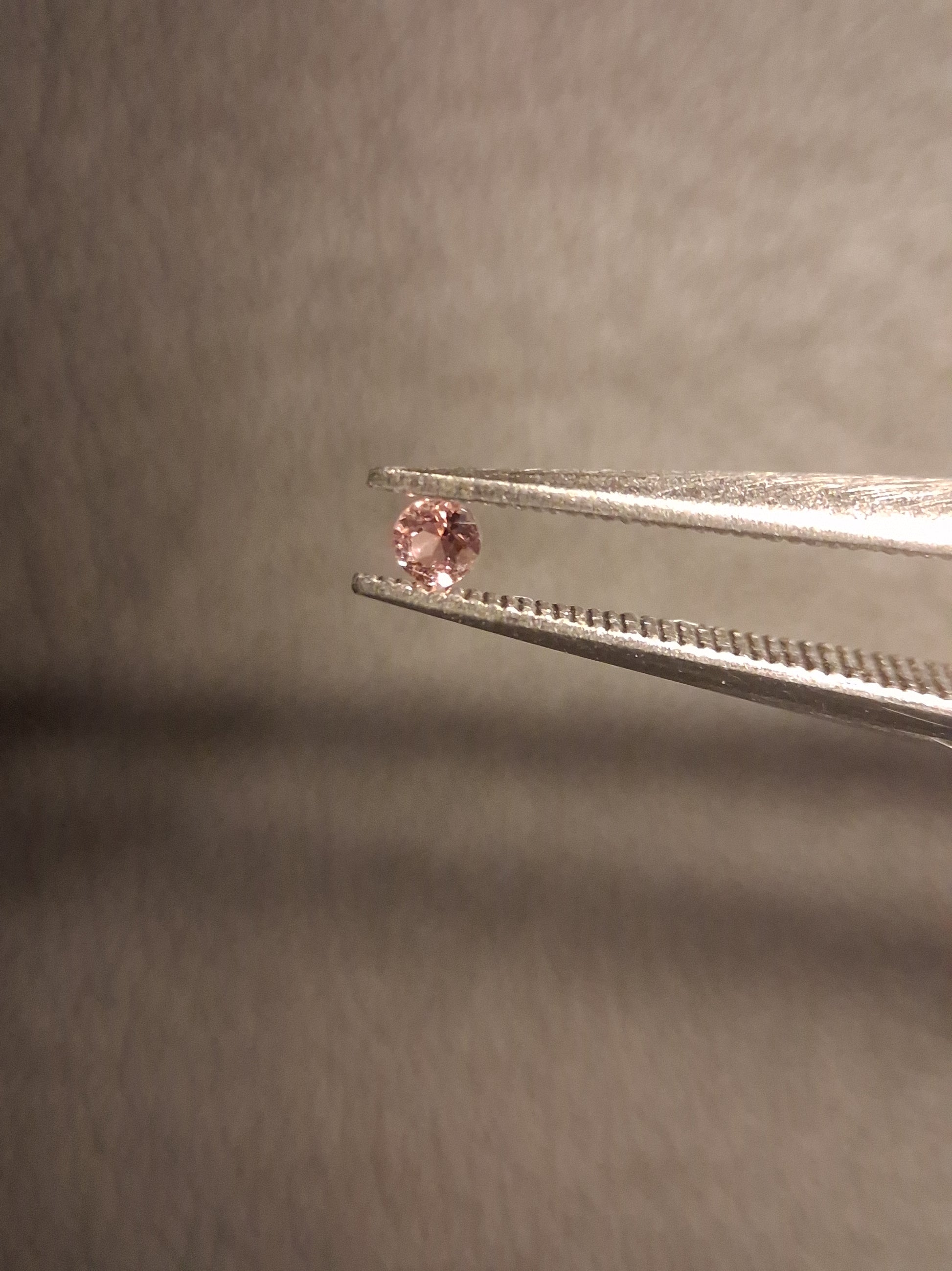 Natural Tourmaline - brownish pink - 2 mm - 0.029 ct - round - unheated - Natural Gems Belgium