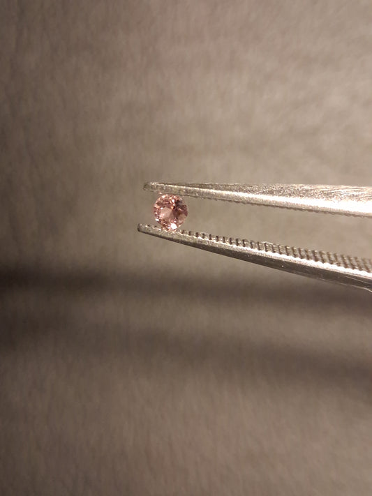 Natural Tourmaline - brownish pink - 2 mm - 0.029 ct - round - unheated - Natural Gems Belgium