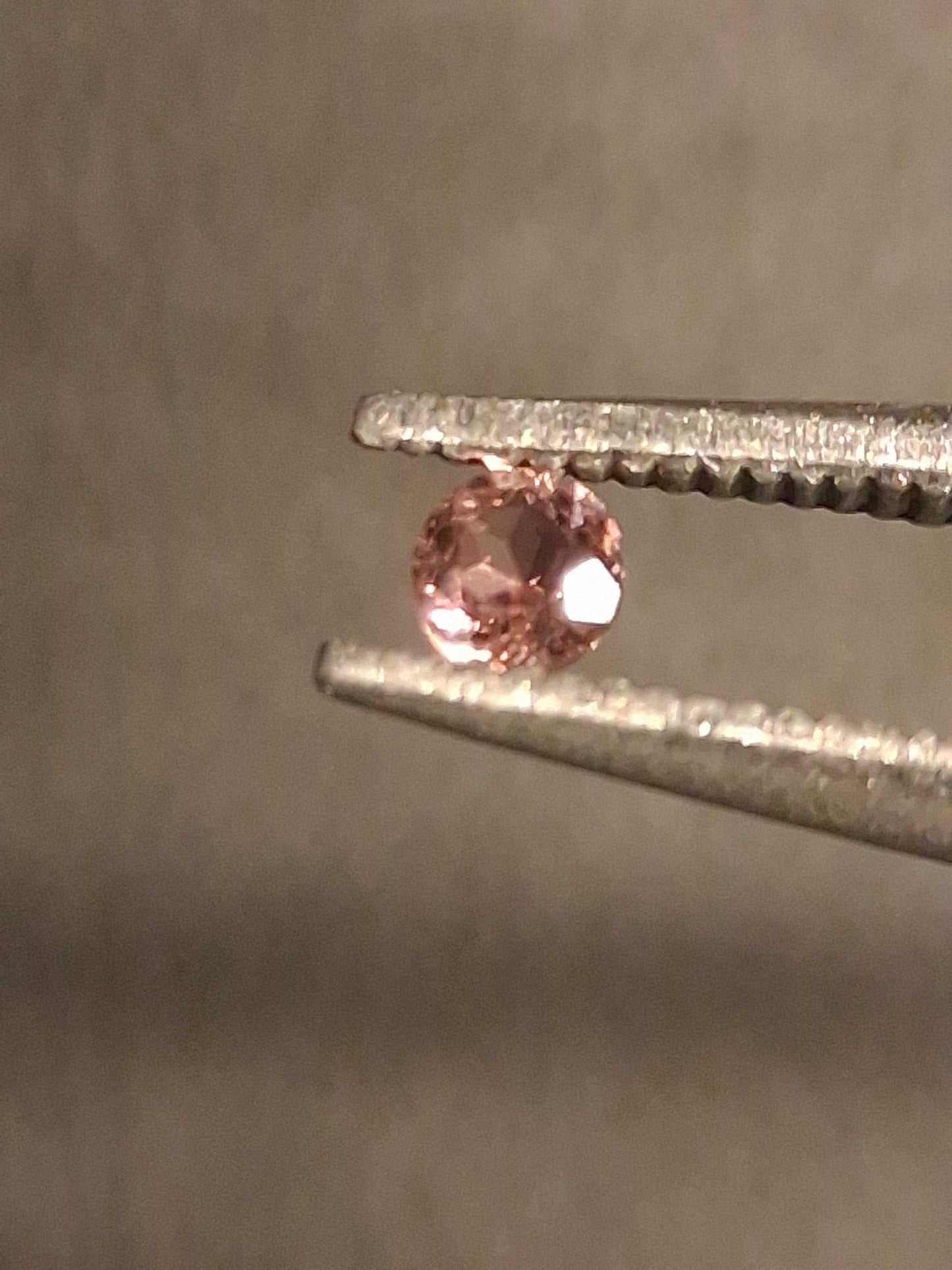 Natural Tourmaline - brownish pink - 2 mm - 0.029 ct - round - unheated - Natural Gems Belgium
