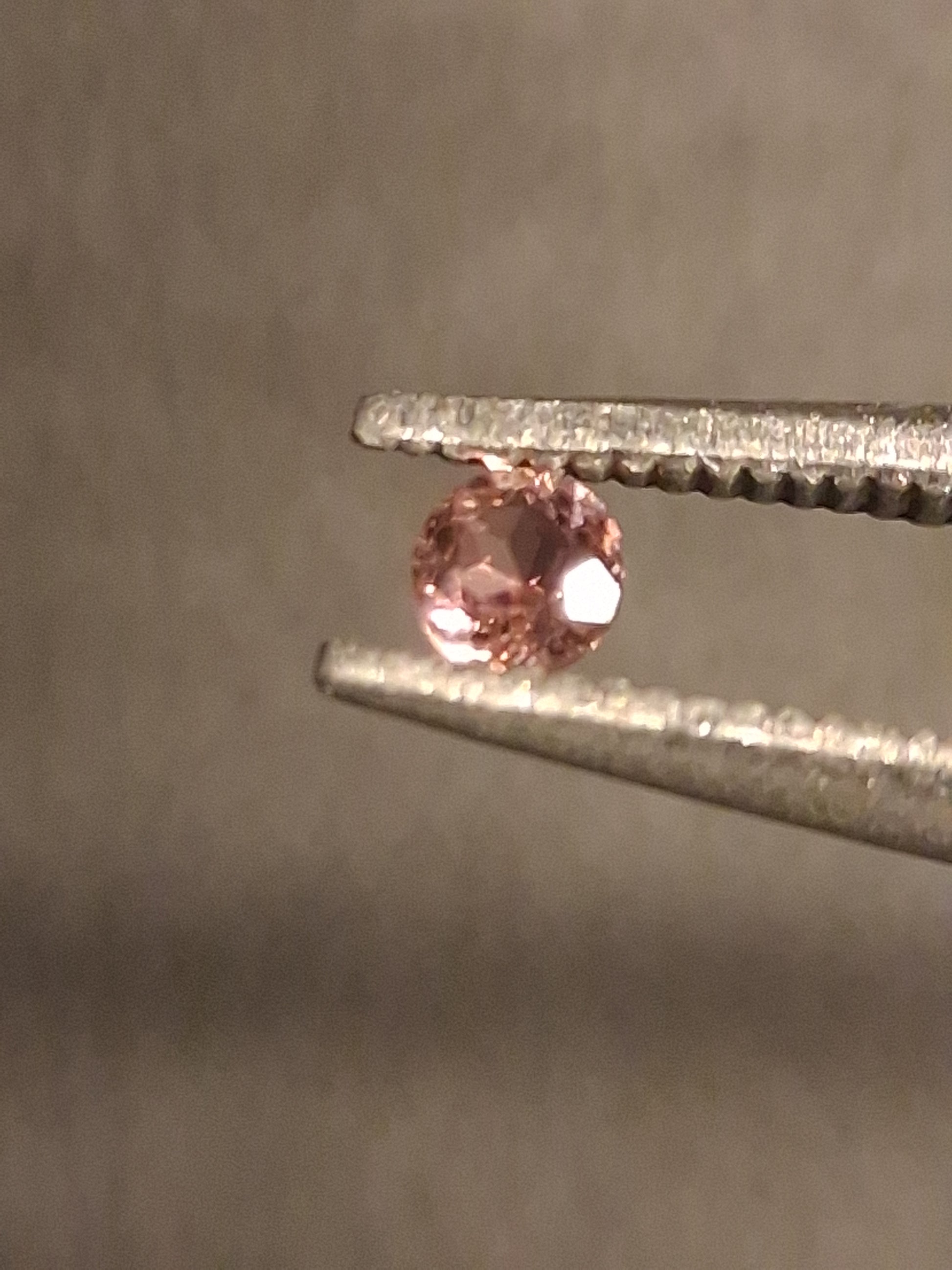 Natural Tourmaline - brownish pink - 2 mm - 0.029 ct - round - unheated - Natural Gems Belgium