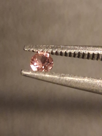 Natural Tourmaline - brownish pink - 2 mm - 0.029 ct - round - unheated - Natural Gems Belgium