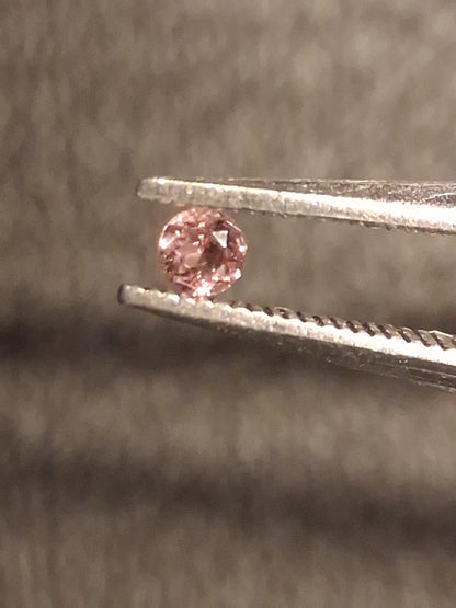 Natural Tourmaline - brownish pink - 2 mm - 0.029 ct - round - unheated - Natural Gems Belgium