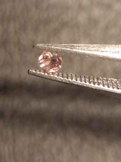 Natural Tourmaline - brownish pink - 2 mm - 0.029 ct - round - unheated - Natural Gems Belgium