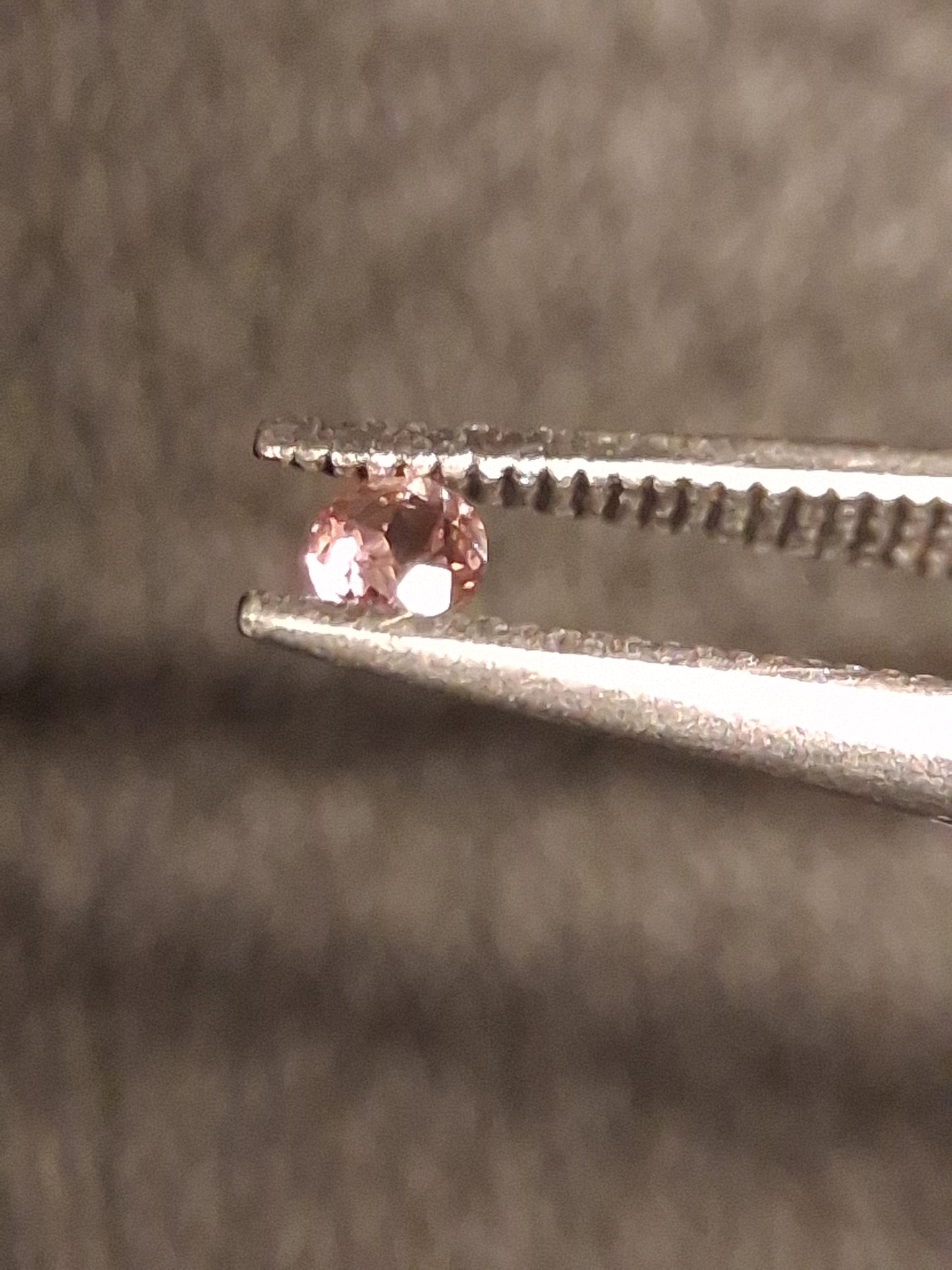 Natural Tourmaline - brownish pink - 2 mm - 0.029 ct - round - unheated - Natural Gems Belgium