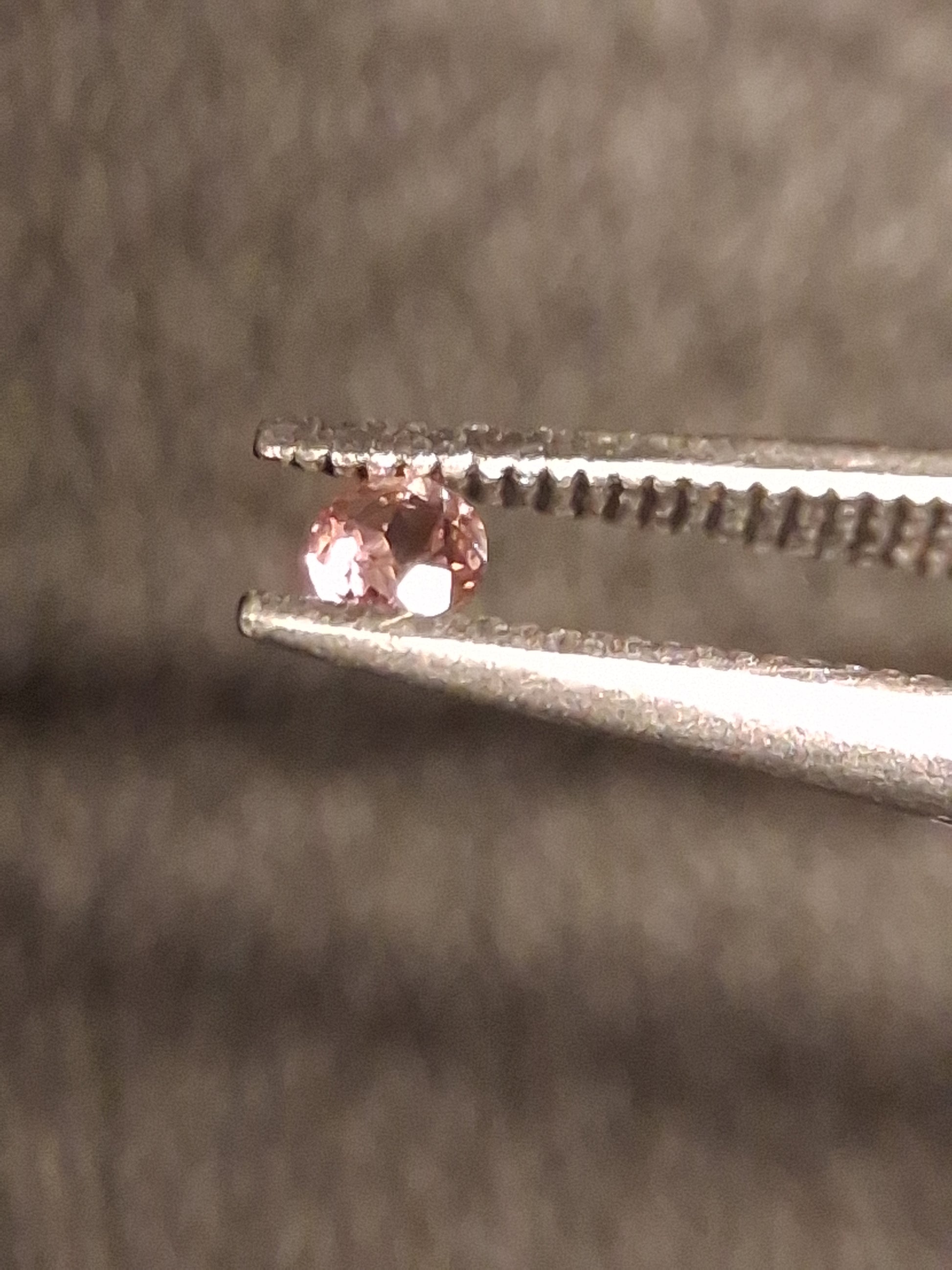 Natural Tourmaline - brownish pink - 2 mm - 0.029 ct - round - unheated - Natural Gems Belgium