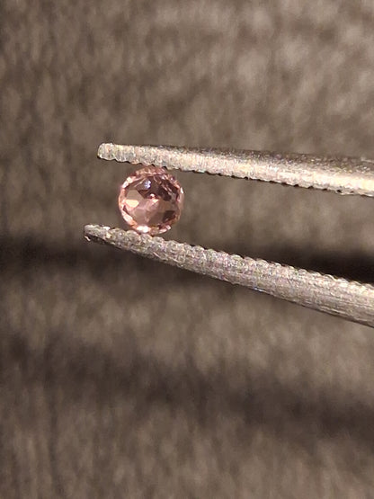 Natural Tourmaline - brownish pink - 2 mm - 0.029 ct - round - unheated - Natural Gems Belgium