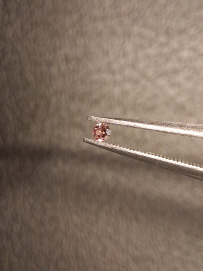 Natural Tourmaline - reddish brownish pink - 2 mm - 0.030 ct - round - unheated - Natural Gems Belgium