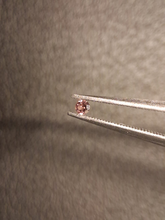Natural Tourmaline - reddish brownish pink - 2 mm - 0.030 ct - round - unheated - Natural Gems Belgium