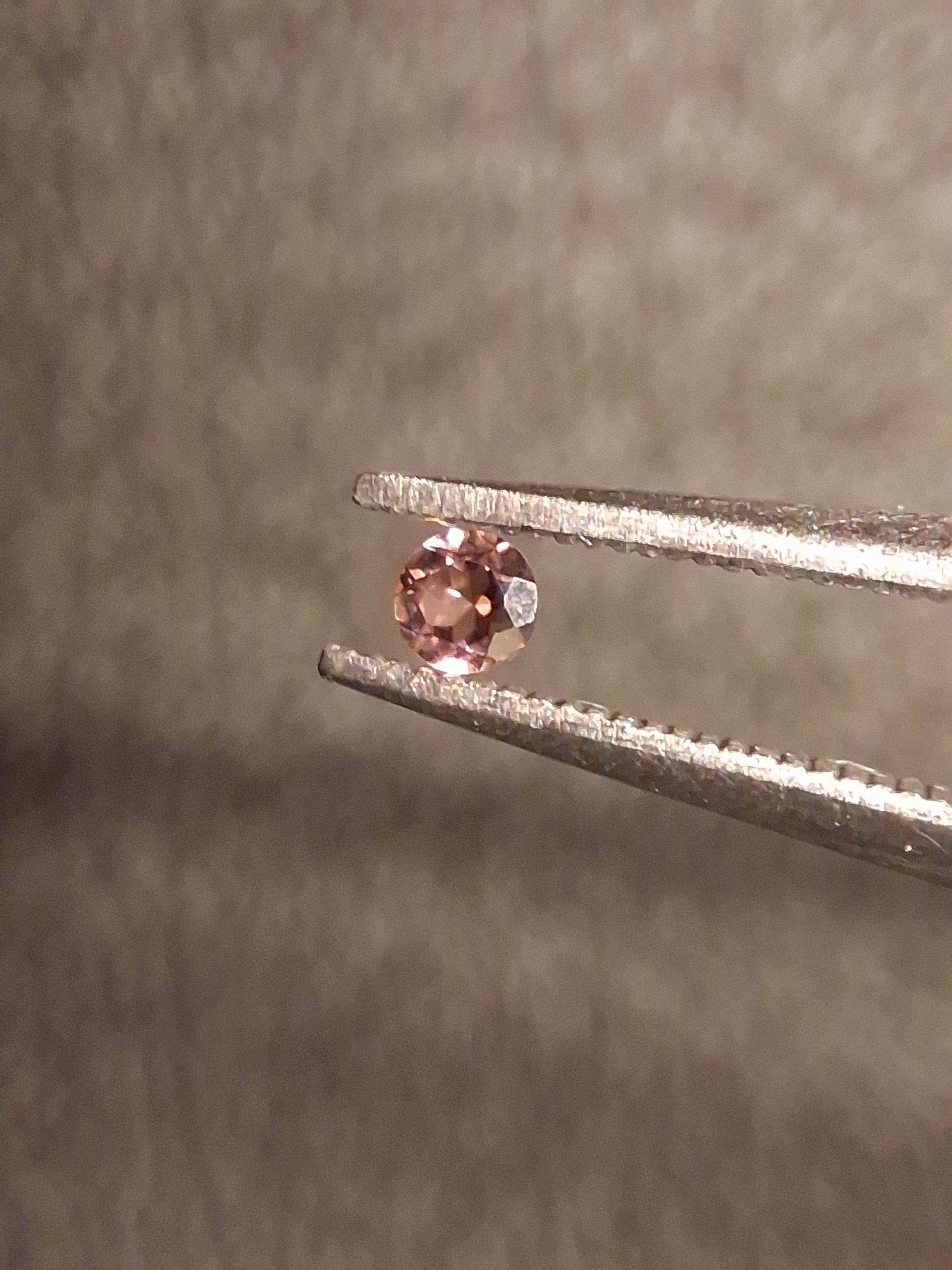 Natural Tourmaline - reddish brownish pink - 2 mm - 0.030 ct - round - unheated - Natural Gems Belgium