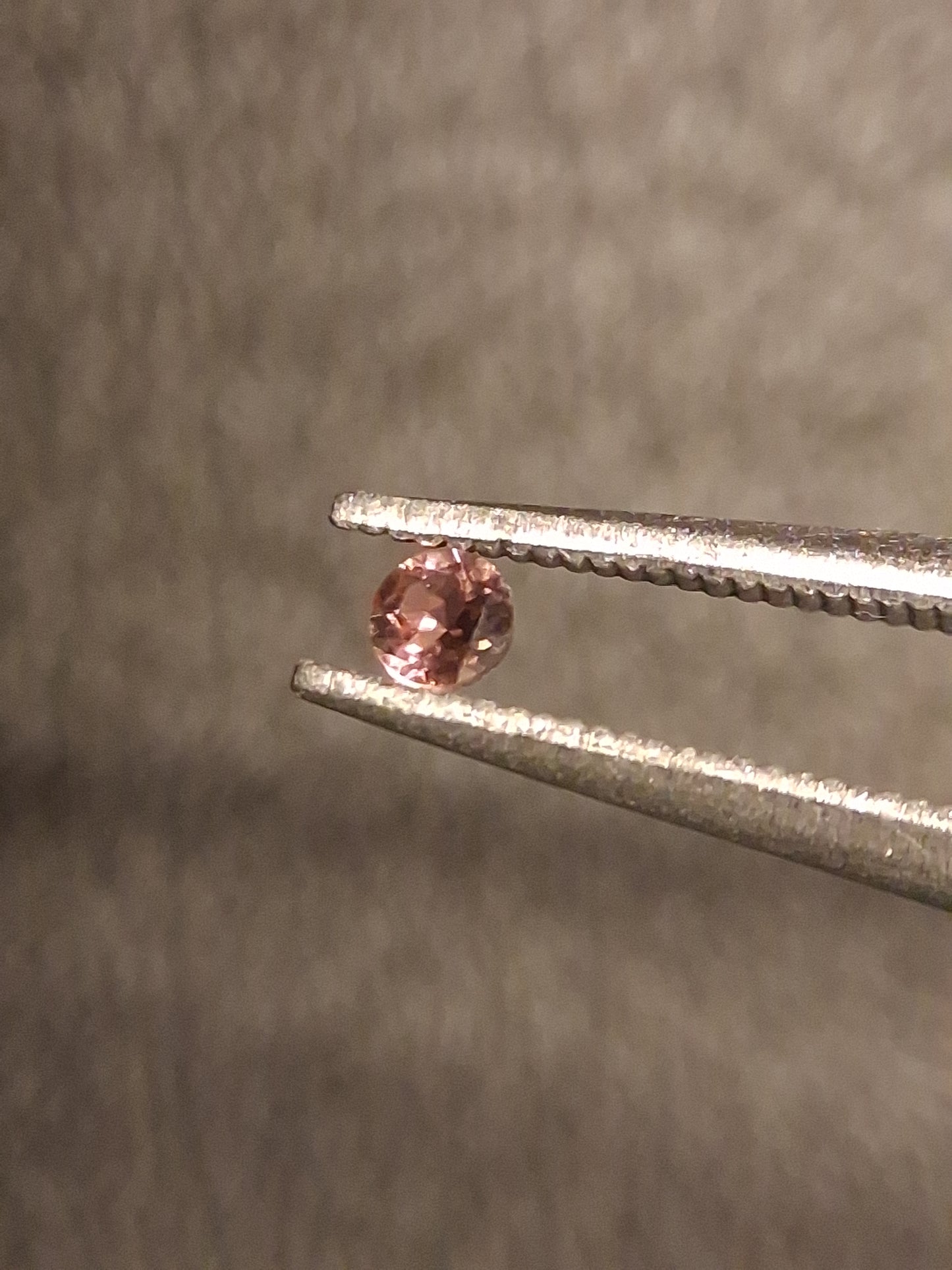 Natural Tourmaline - reddish brownish pink - 2 mm - 0.030 ct - round - unheated - Natural Gems Belgium