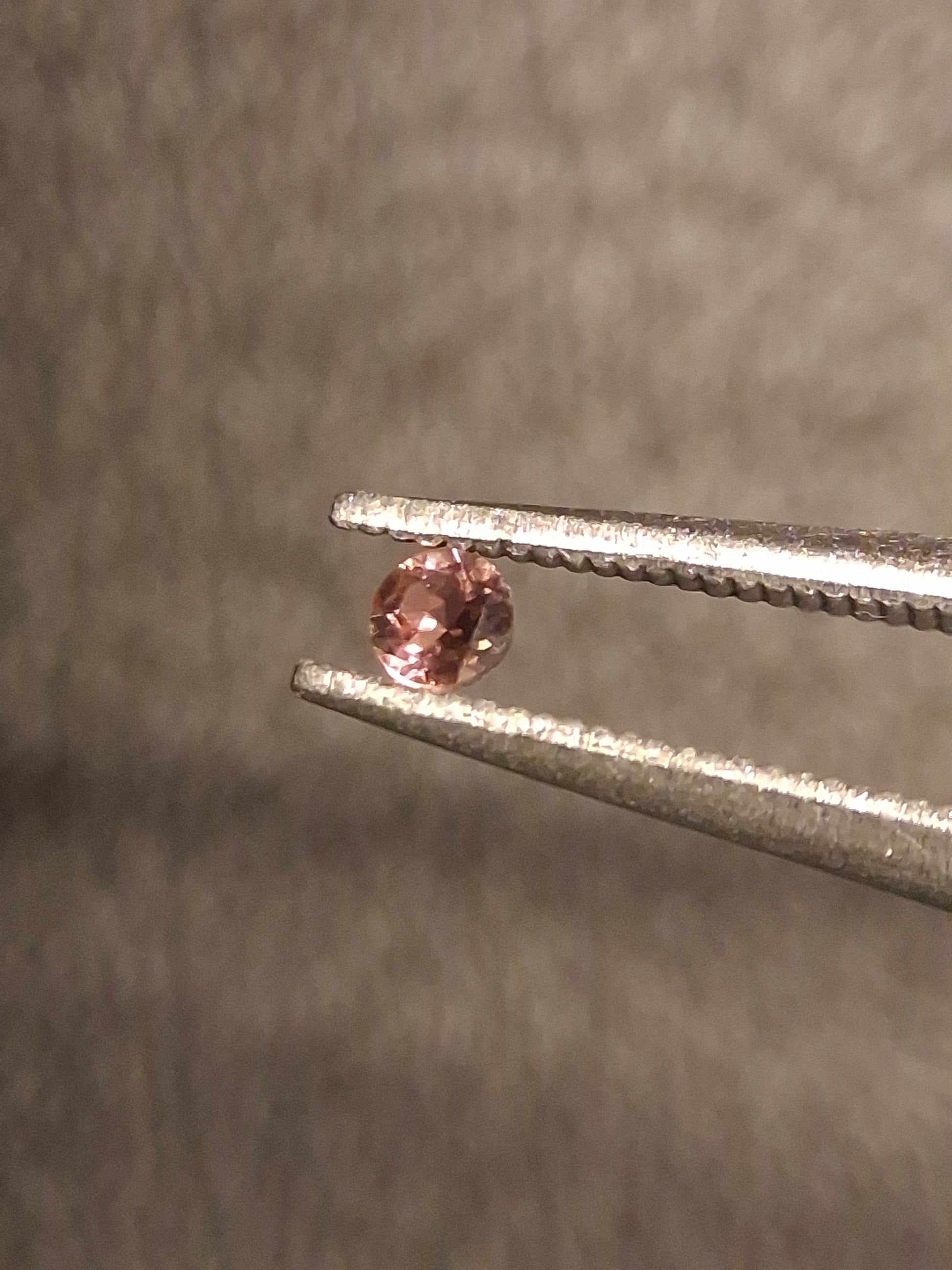 Natural Tourmaline - reddish brownish pink - 2 mm - 0.030 ct - round - unheated - Natural Gems Belgium