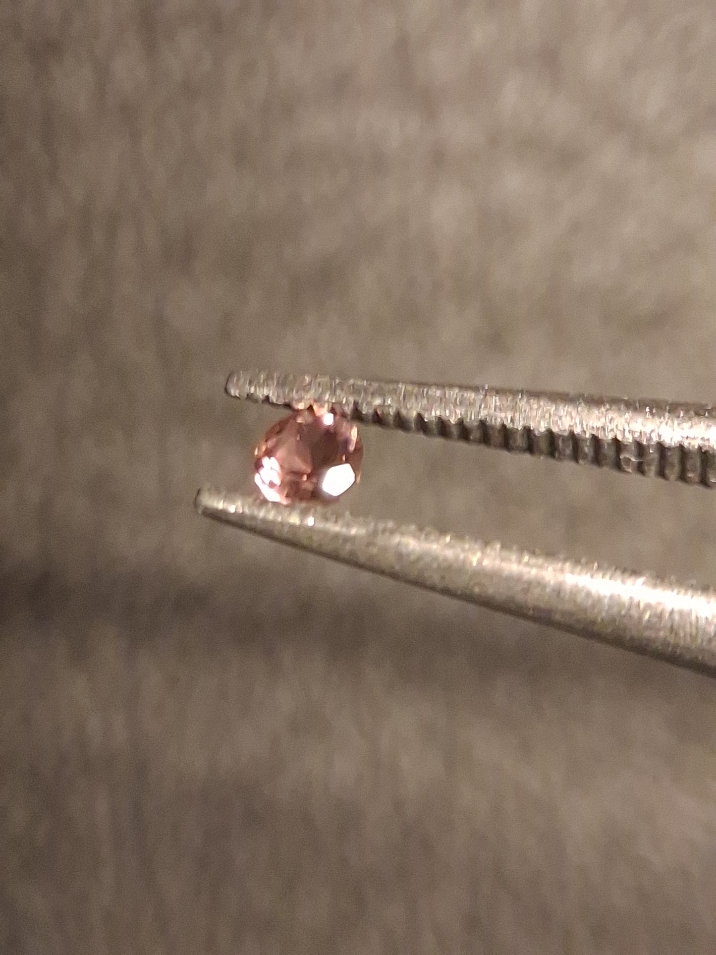 Natural Tourmaline - reddish brownish pink - 2 mm - 0.030 ct - round - unheated - Natural Gems Belgium