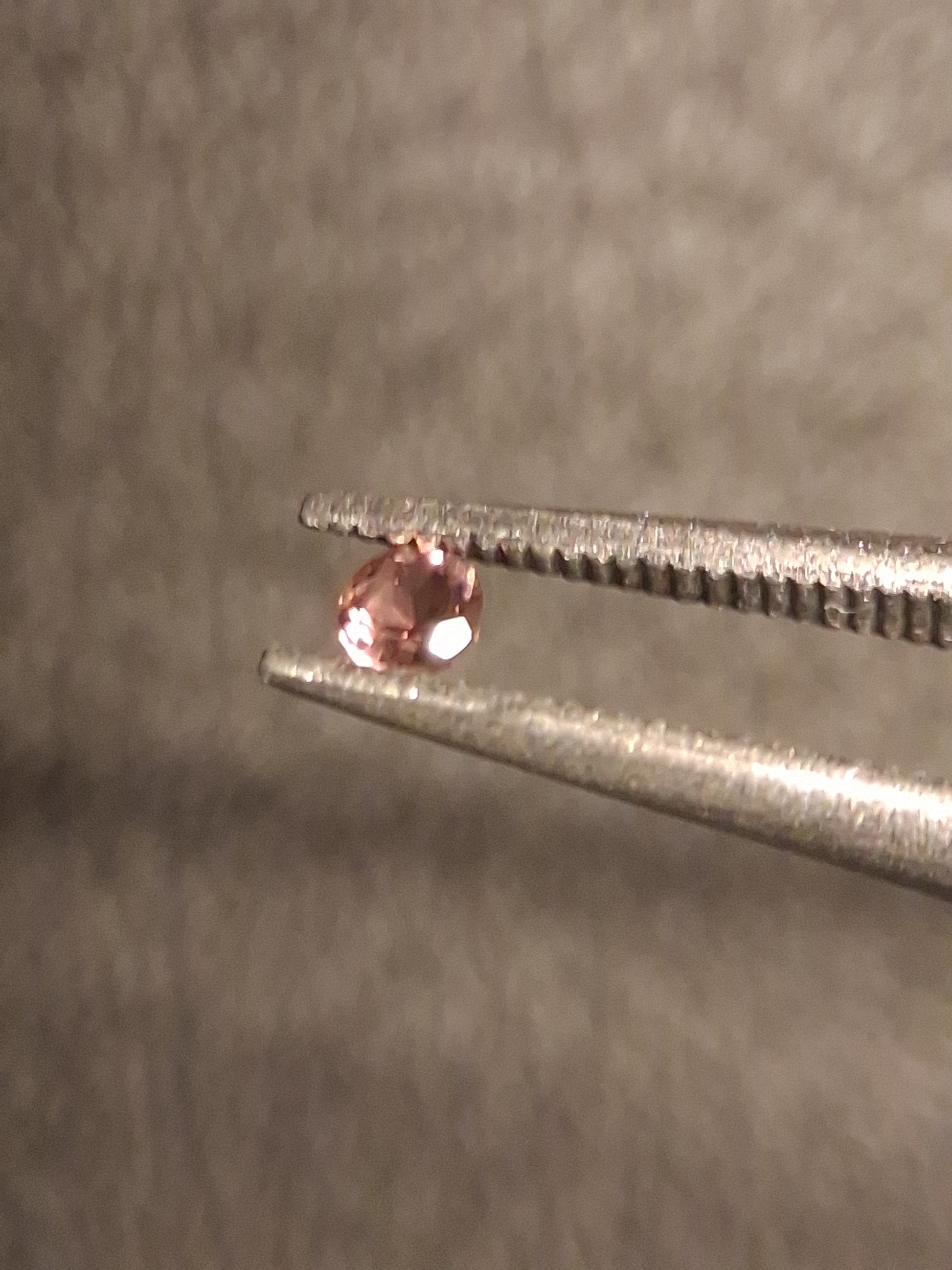 Natural Tourmaline - reddish brownish pink - 2 mm - 0.030 ct - round - unheated - Natural Gems Belgium