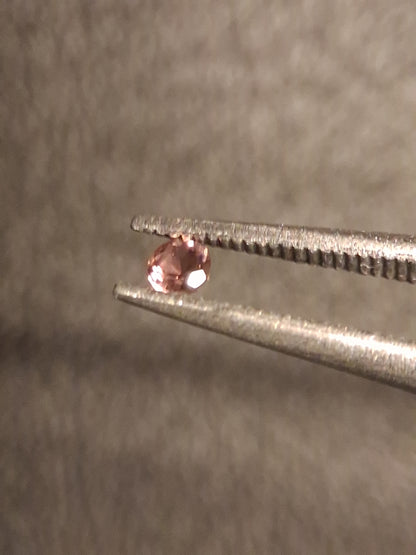 Natural Tourmaline - reddish brownish pink - 2 mm - 0.030 ct - round - unheated - Natural Gems Belgium