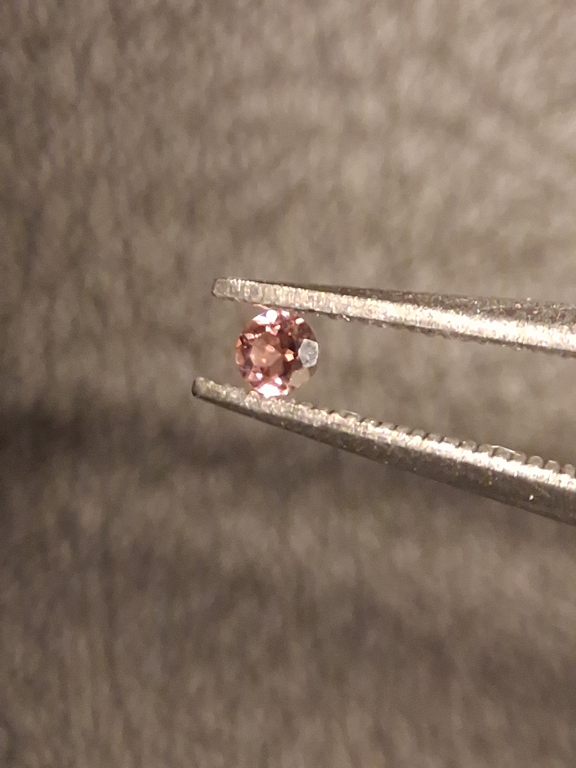 Natural Tourmaline - reddish brownish pink - 2 mm - 0.030 ct - round - unheated - Natural Gems Belgium