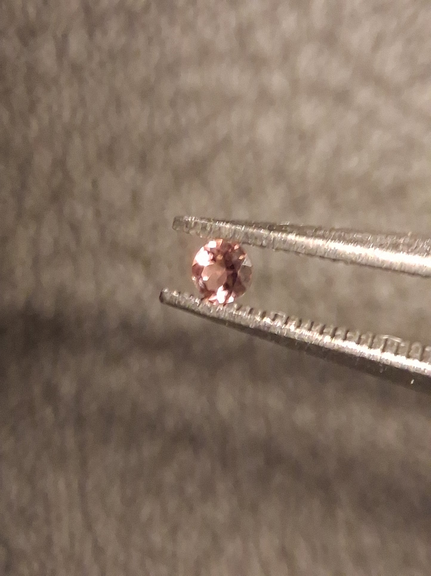 Natural Tourmaline - reddish brownish pink - 2 mm - 0.030 ct - round - unheated - Natural Gems Belgium