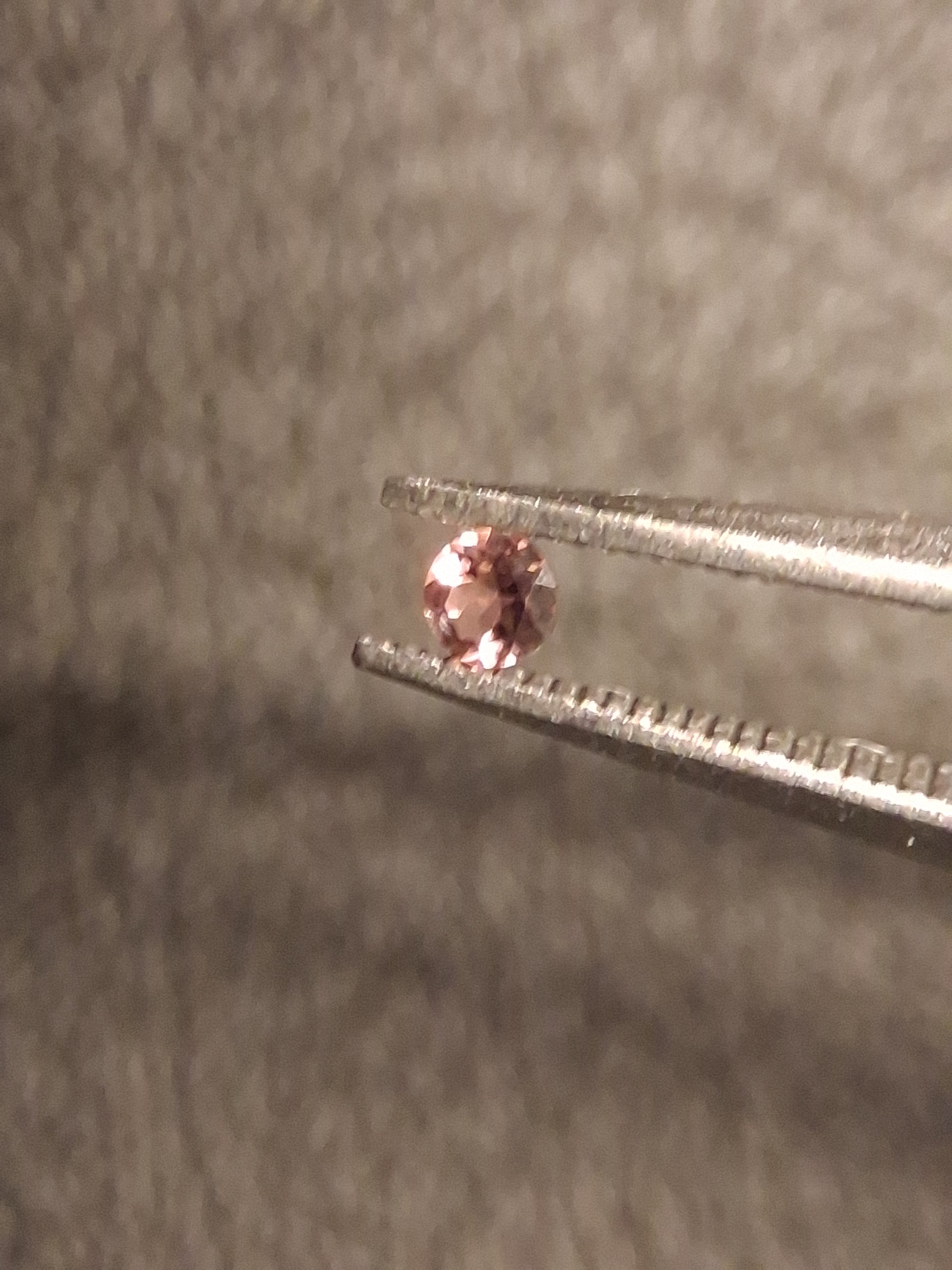 Natural Tourmaline - reddish brownish pink - 2 mm - 0.030 ct - round - unheated - Natural Gems Belgium