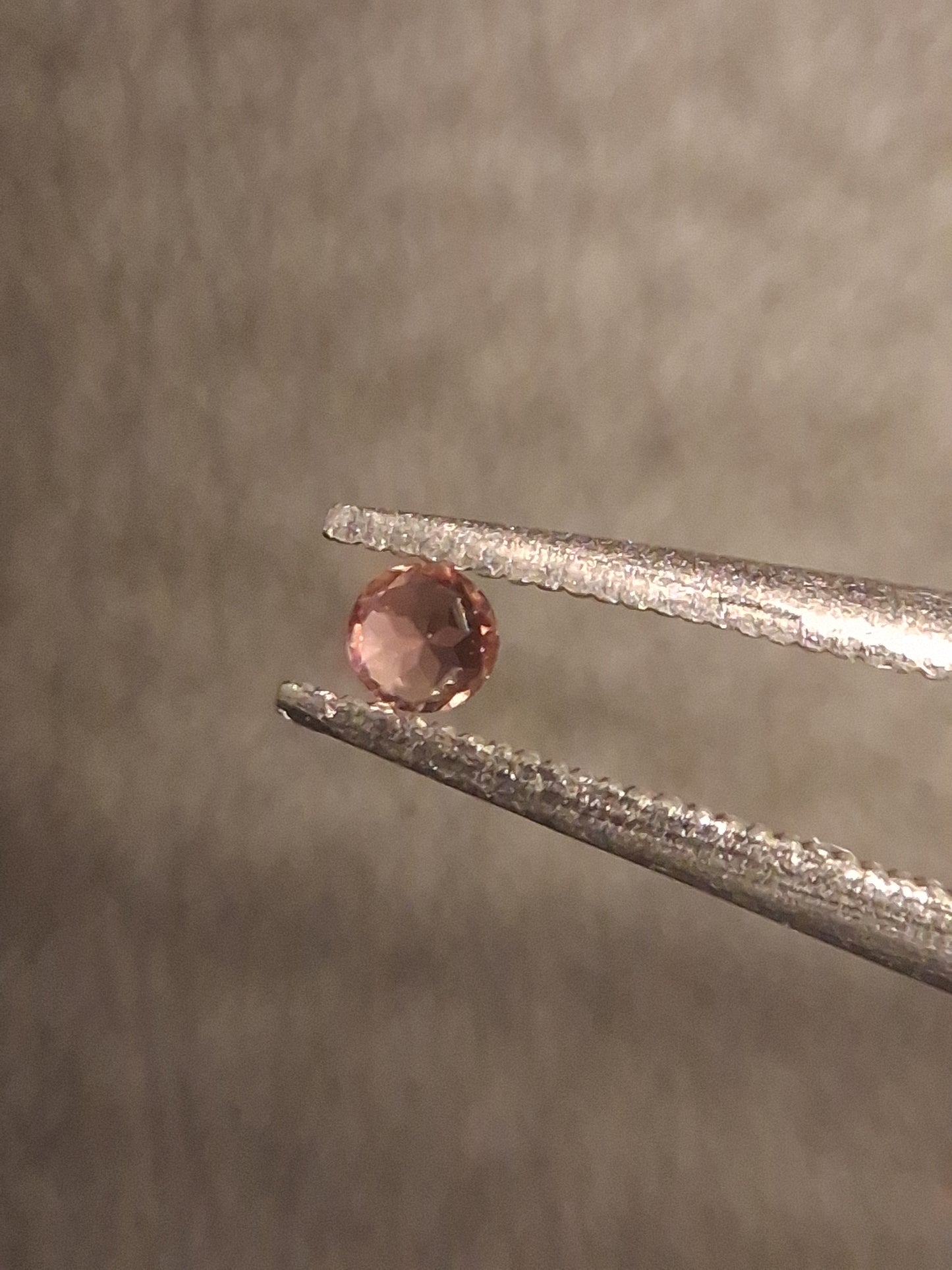 Natural Tourmaline - reddish brownish pink - 2 mm - 0.030 ct - round - unheated - Natural Gems Belgium