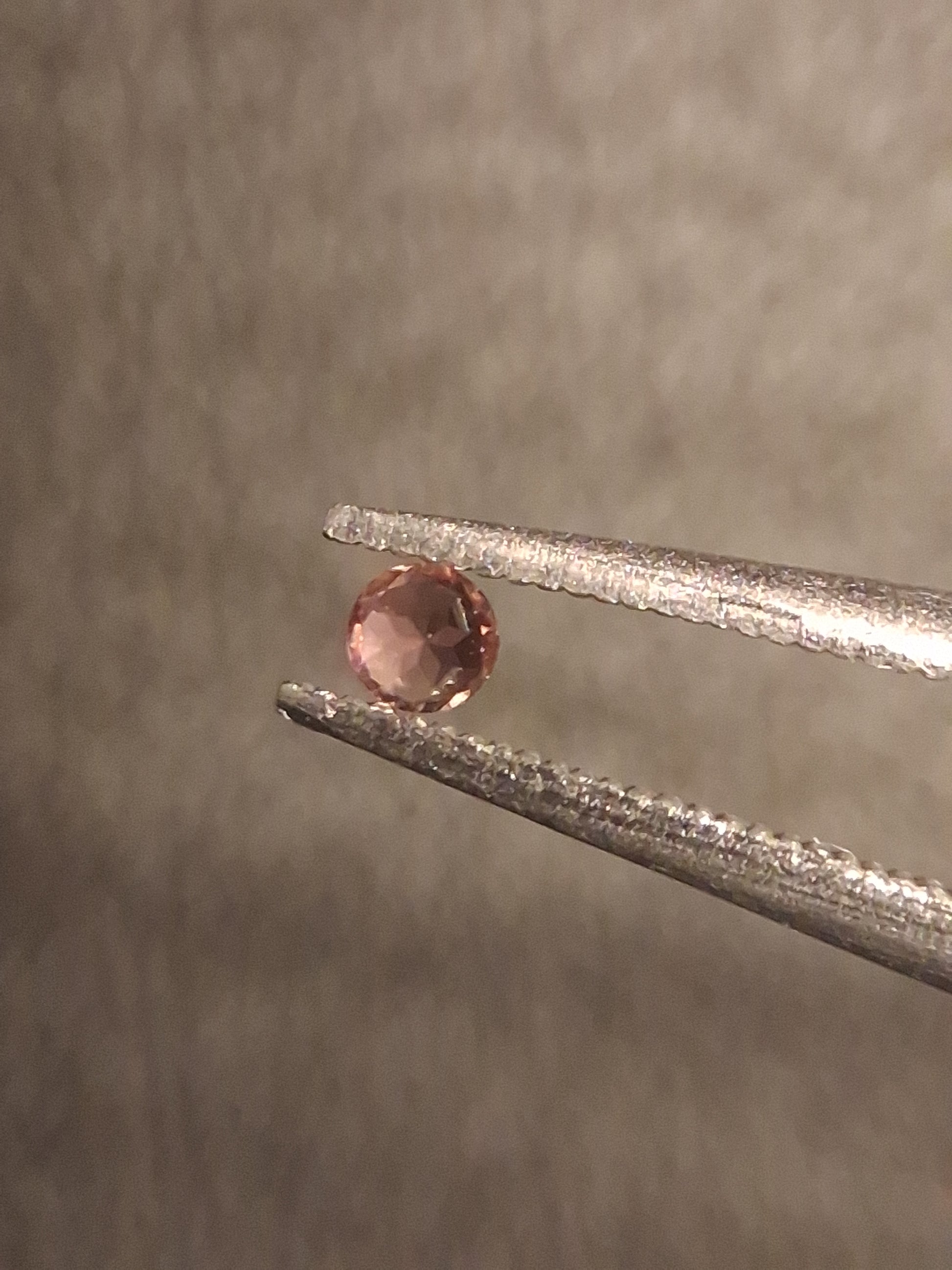 Natural Tourmaline - reddish brownish pink - 2 mm - 0.030 ct - round - unheated - Natural Gems Belgium