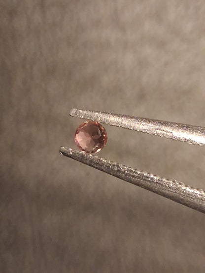 Natural Tourmaline - reddish brownish pink - 2 mm - 0.030 ct - round - unheated - Natural Gems Belgium