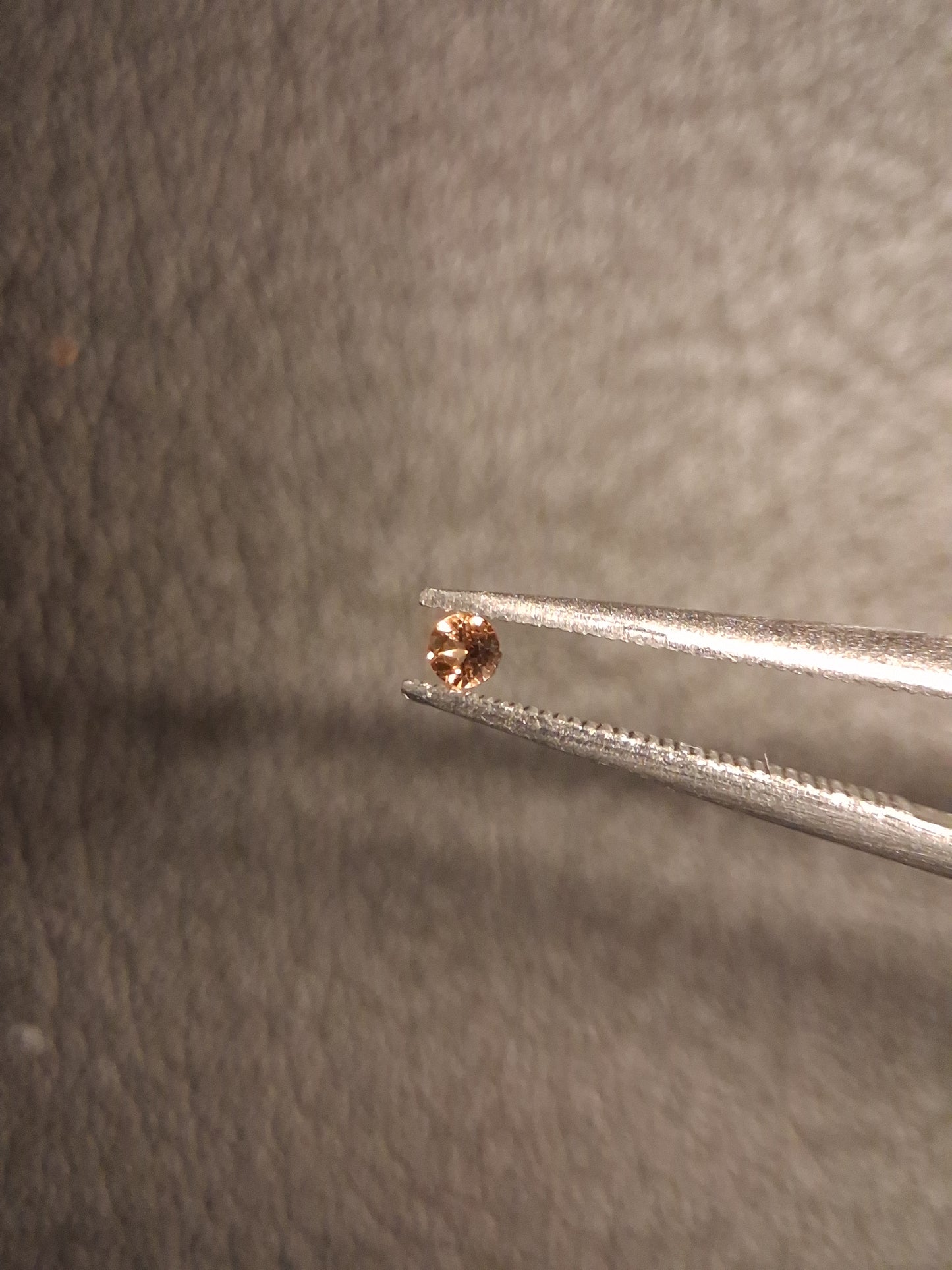 Natural Tourmaline - orangy brownish pink - 2 mm - 0.029 ct - round - unheated - Natural Gems Belgium