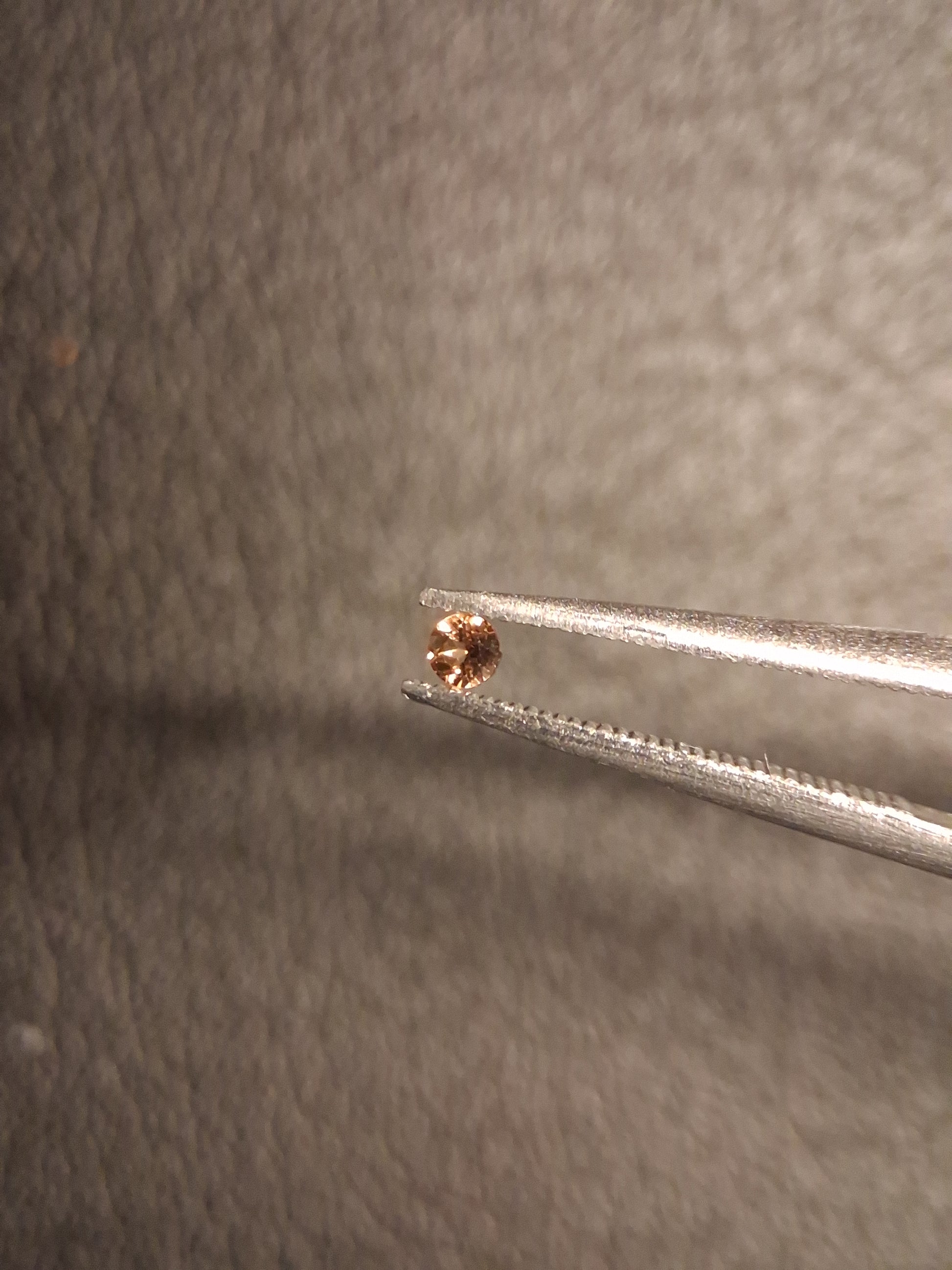 Natural Tourmaline - orangy brownish pink - 2 mm - 0.029 ct - round - unheated - Natural Gems Belgium