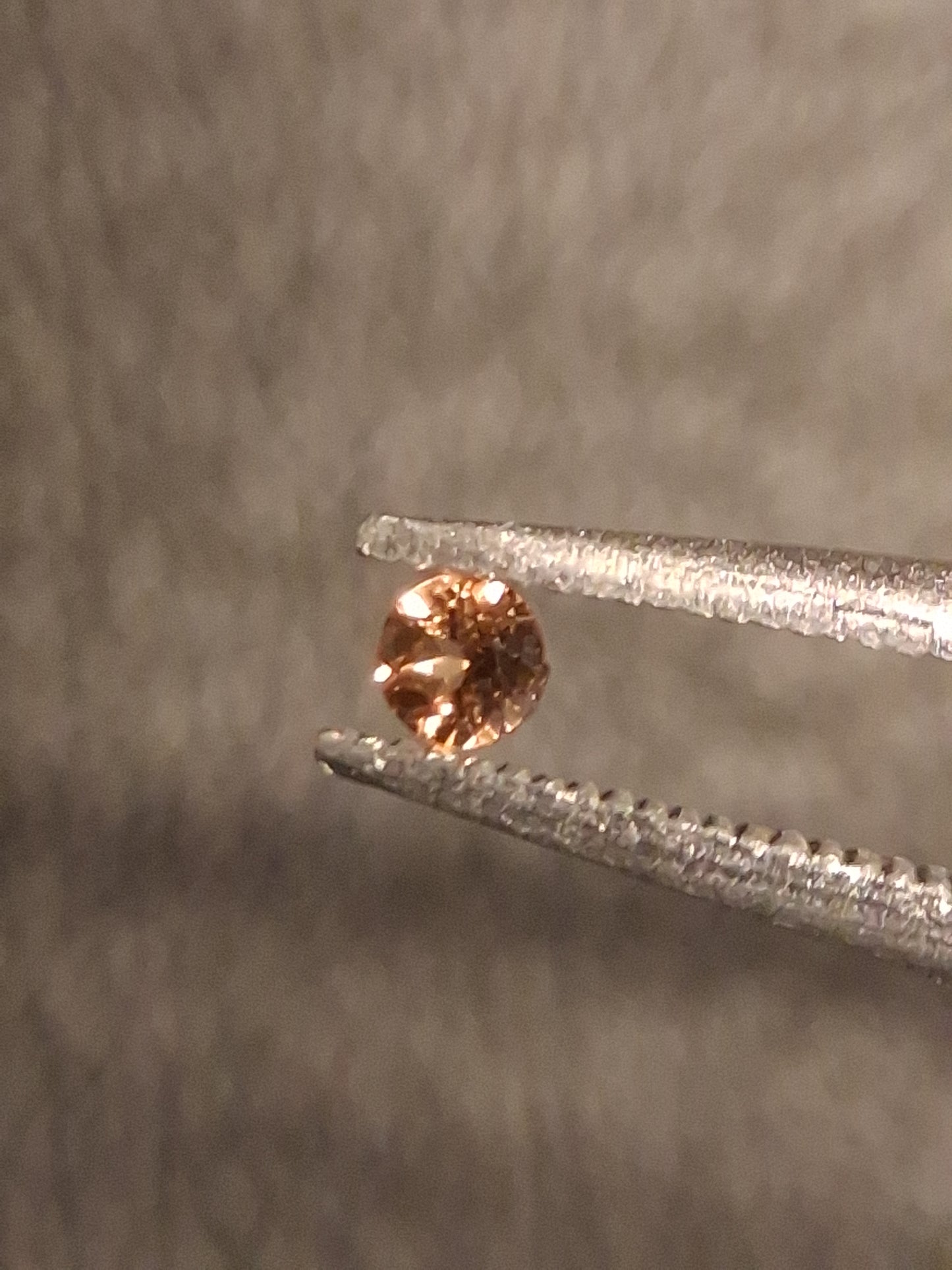 Natural Tourmaline - orangy brownish pink - 2 mm - 0.029 ct - round - unheated - Natural Gems Belgium