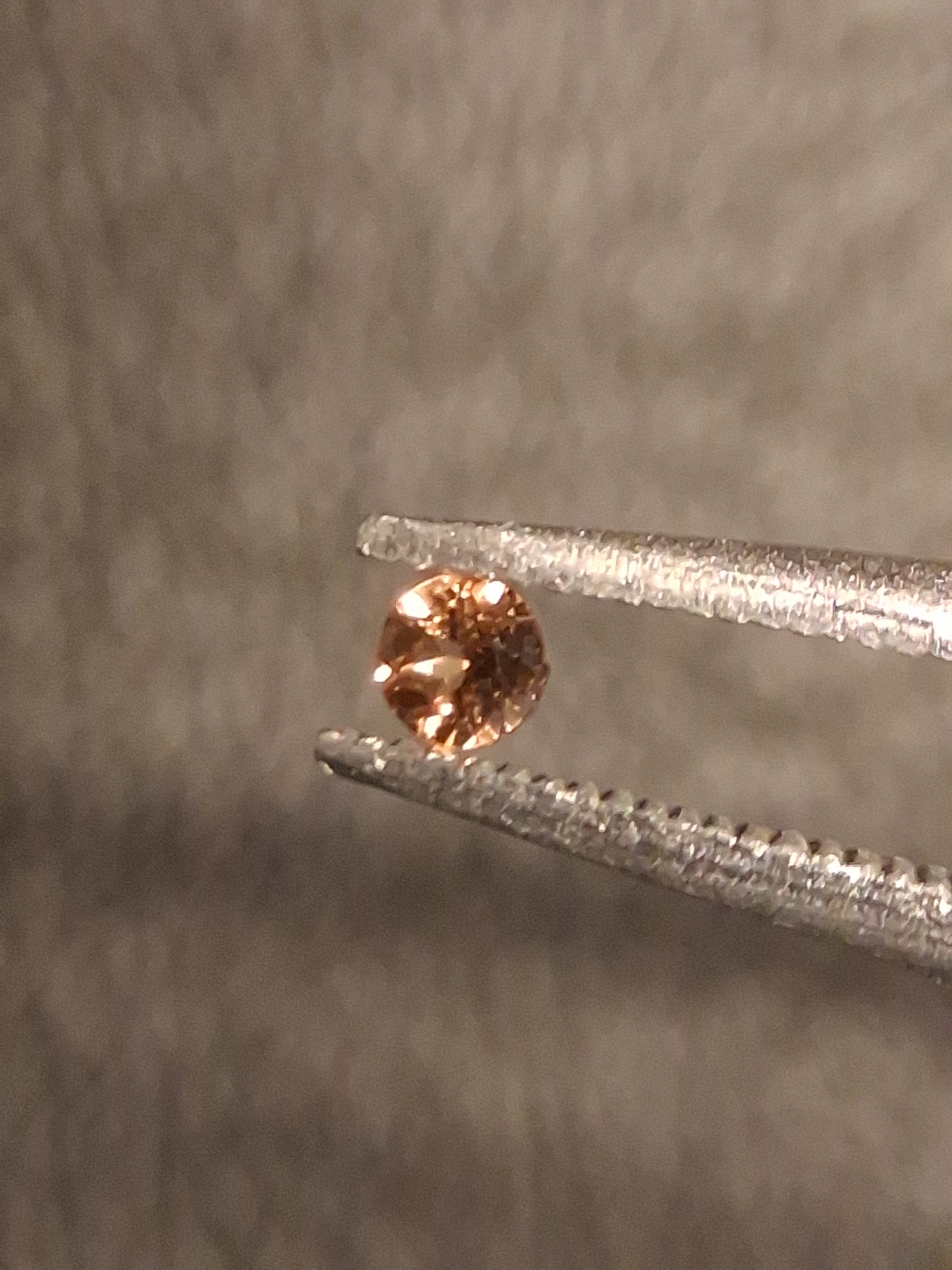 Natural Tourmaline - orangy brownish pink - 2 mm - 0.029 ct - round - unheated - Natural Gems Belgium