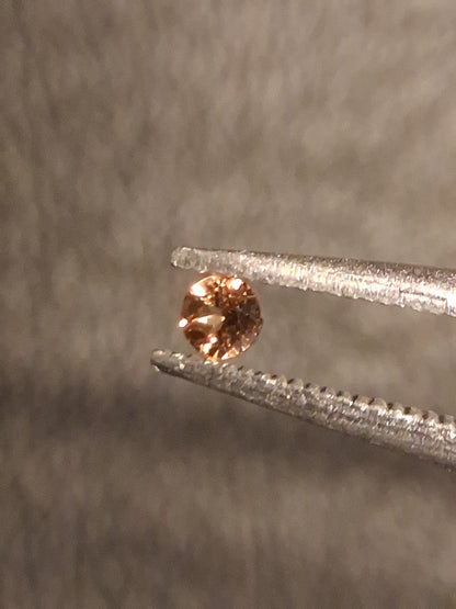Natural Tourmaline - orangy brownish pink - 2 mm - 0.029 ct - round - unheated - Natural Gems Belgium
