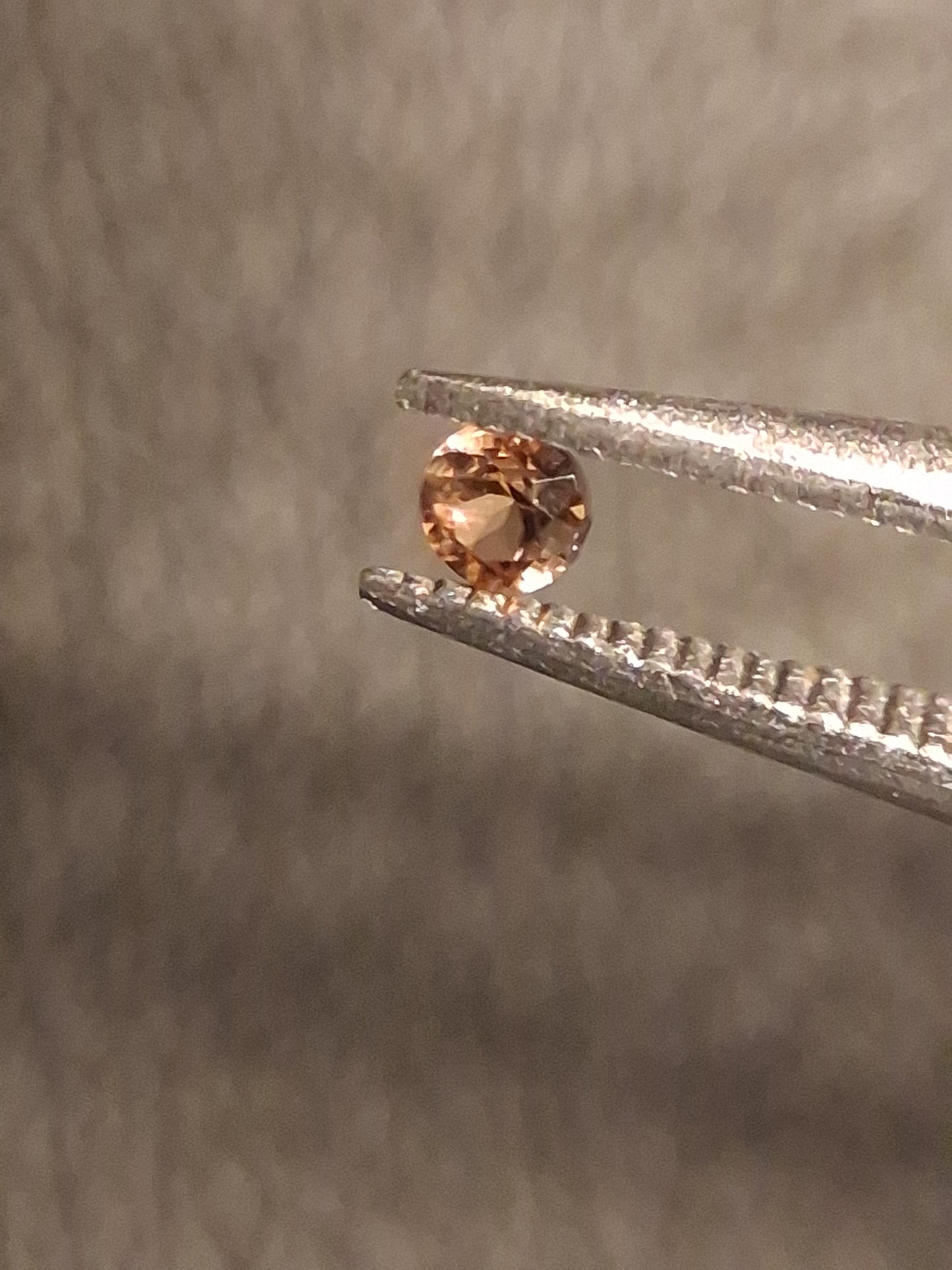 Natural Tourmaline - orangy brownish pink - 2 mm - 0.029 ct - round - unheated - Natural Gems Belgium
