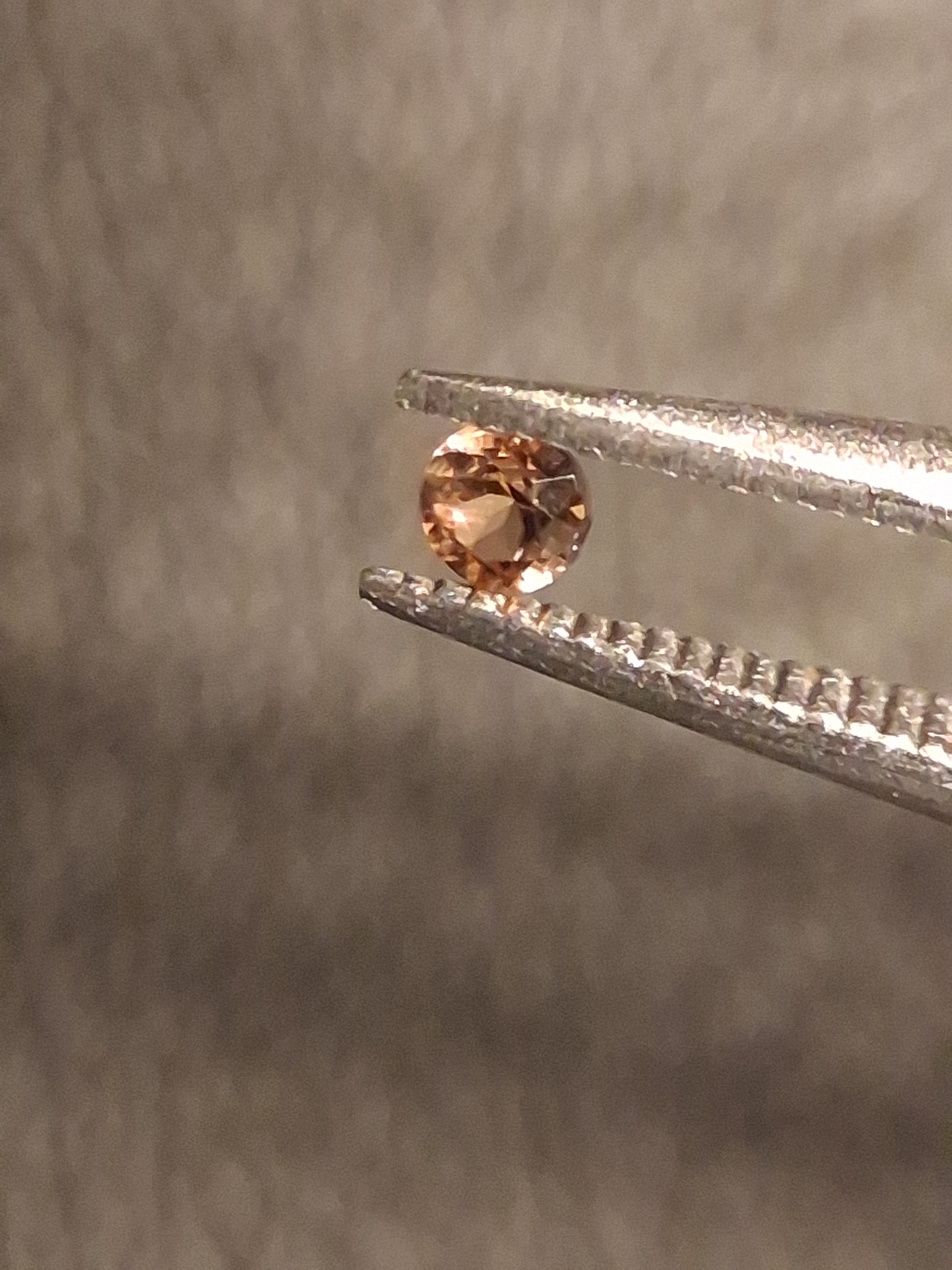 Natural Tourmaline - orangy brownish pink - 2 mm - 0.029 ct - round - unheated - Natural Gems Belgium