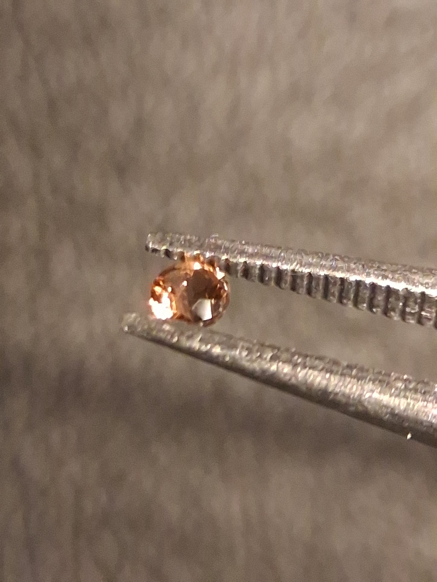 Natural Tourmaline - orangy brownish pink - 2 mm - 0.029 ct - round - unheated - Natural Gems Belgium