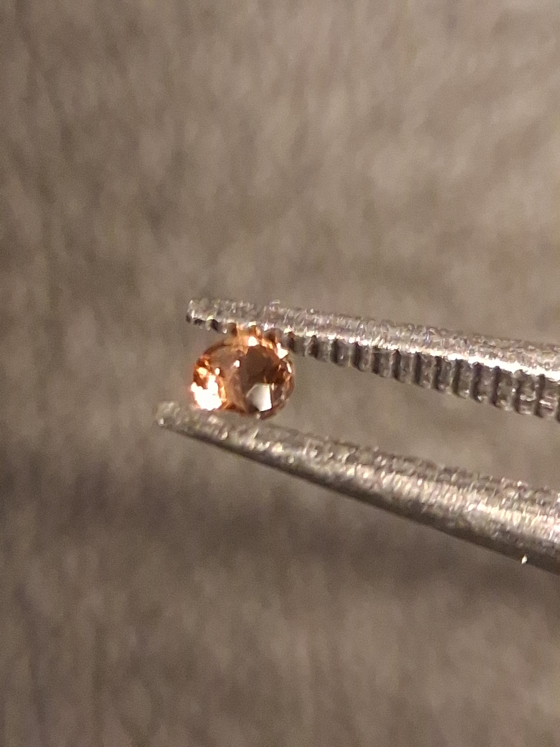 Natural Tourmaline - orangy brownish pink - 2 mm - 0.029 ct - round - unheated - Natural Gems Belgium
