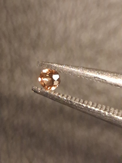Natural Tourmaline - orangy brownish pink - 2 mm - 0.029 ct - round - unheated - Natural Gems Belgium