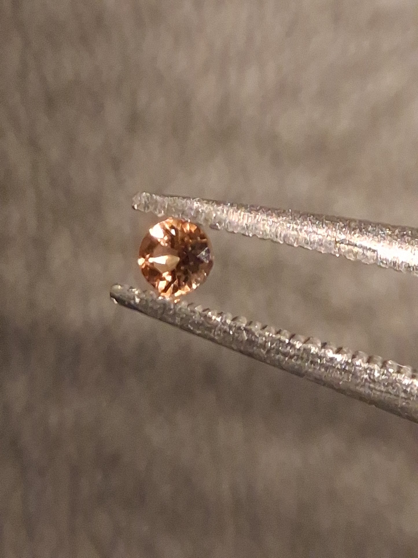 Natural Tourmaline - orangy brownish pink - 2 mm - 0.029 ct - round - unheated - Natural Gems Belgium