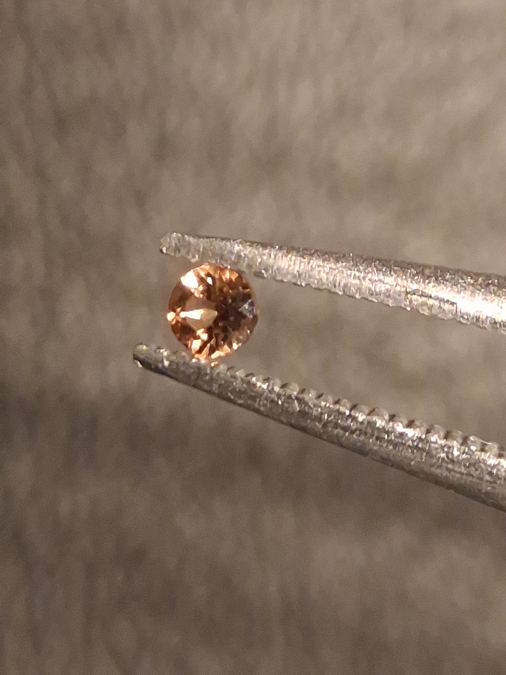 Natural Tourmaline - orangy brownish pink - 2 mm - 0.029 ct - round - unheated - Natural Gems Belgium