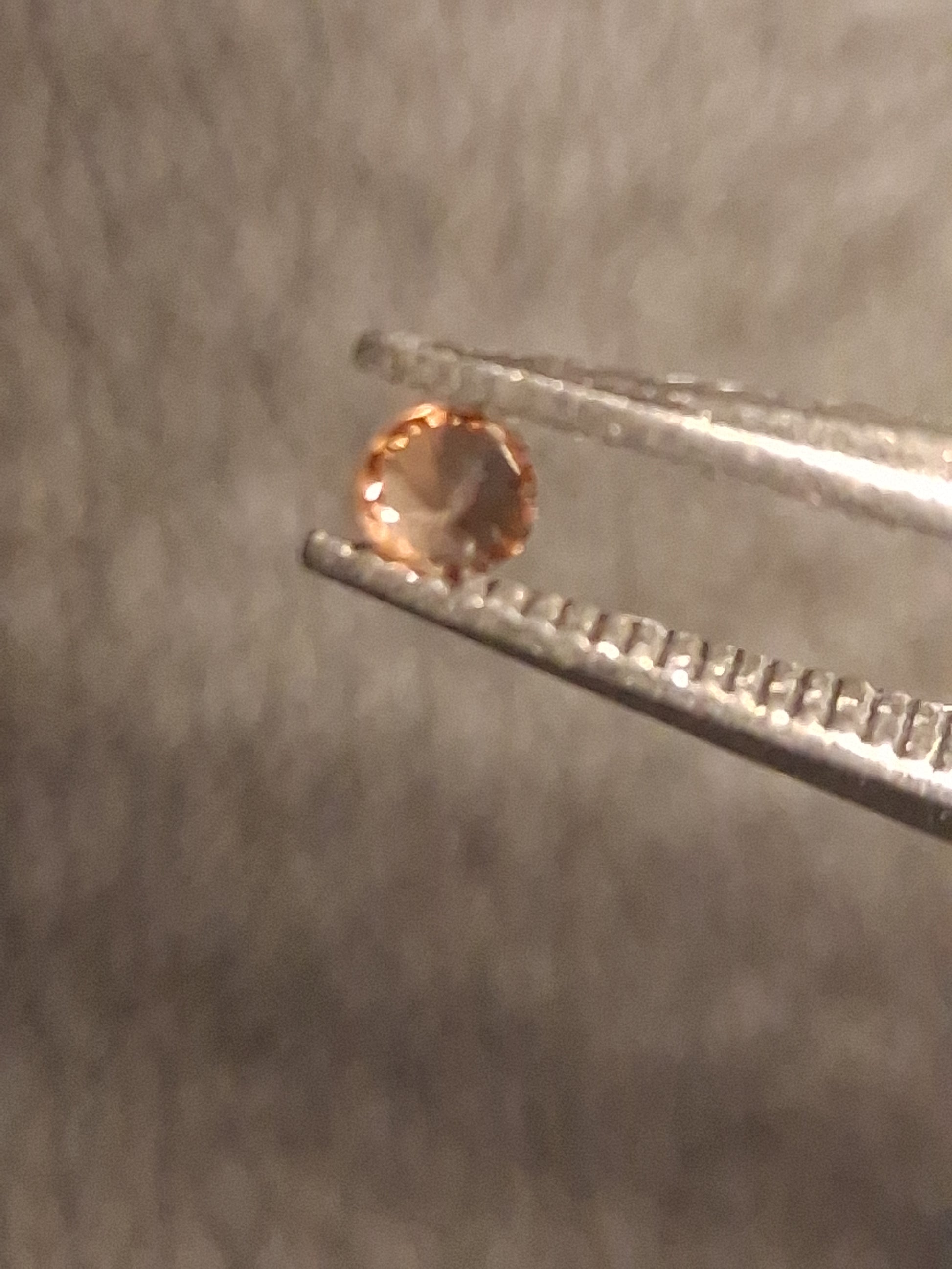 Natural Tourmaline - orangy brownish pink - 2 mm - 0.029 ct - round - unheated - Natural Gems Belgium