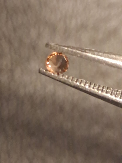 Natural Tourmaline - orangy brownish pink - 2 mm - 0.029 ct - round - unheated - Natural Gems Belgium