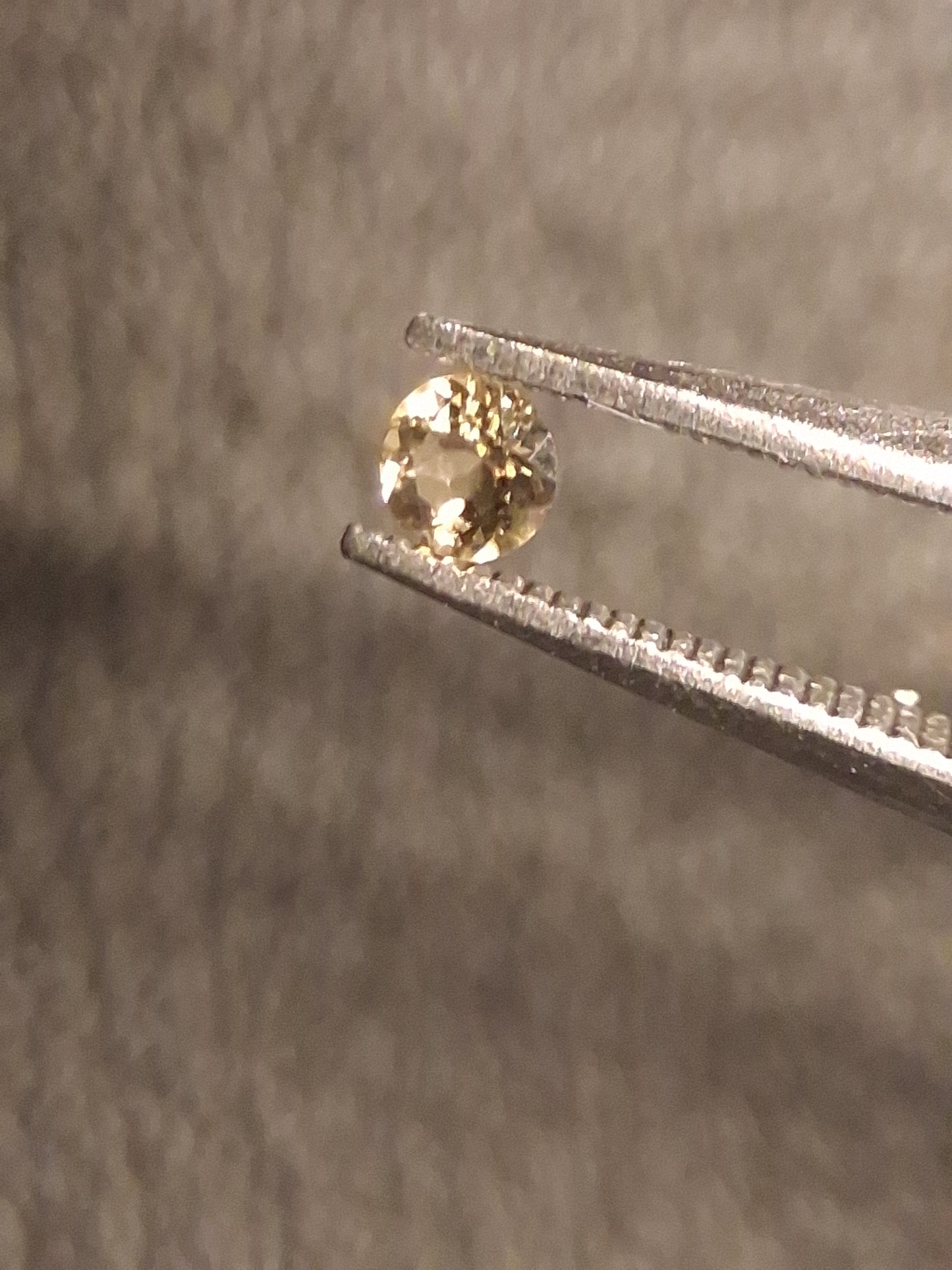 Natural Tourmaline - yellowish green - 2.4 mm - 0.065 ct - round - unheated - Natural Gems Belgium