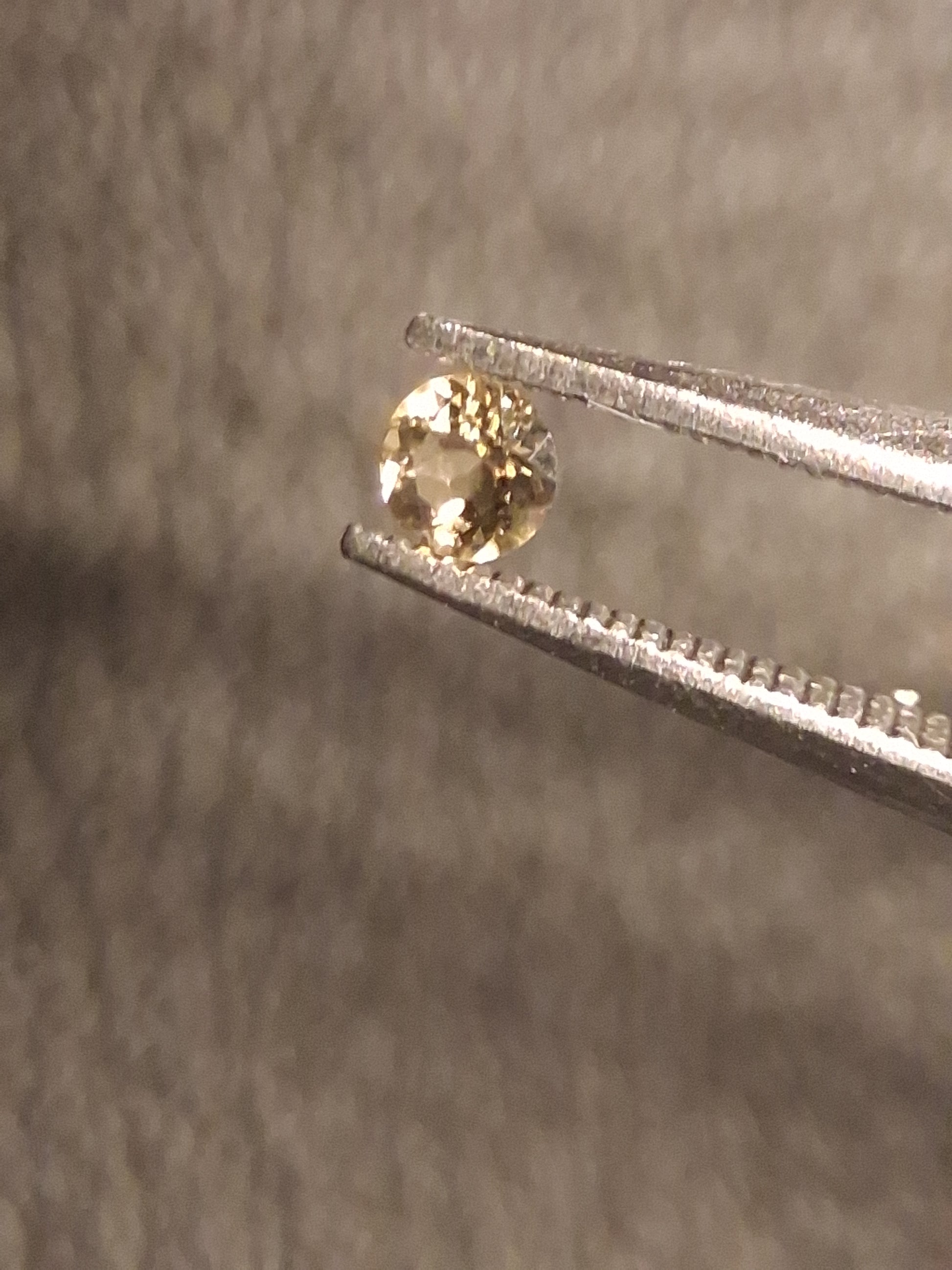 Natural Tourmaline - yellowish green - 2.4 mm - 0.065 ct - round - unheated - Natural Gems Belgium