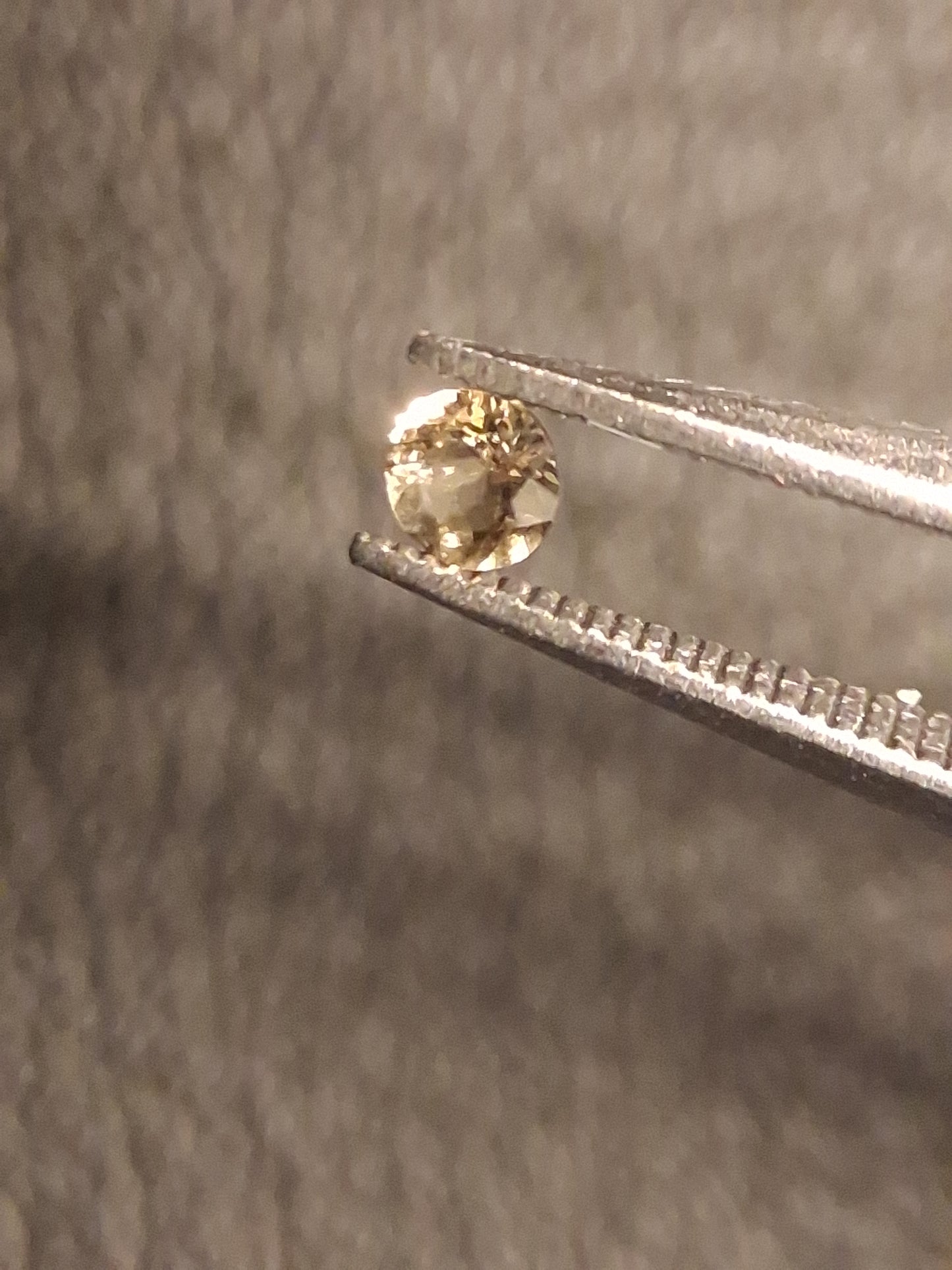 Natural Tourmaline - yellowish green - 2.4 mm - 0.065 ct - round - unheated - Natural Gems Belgium