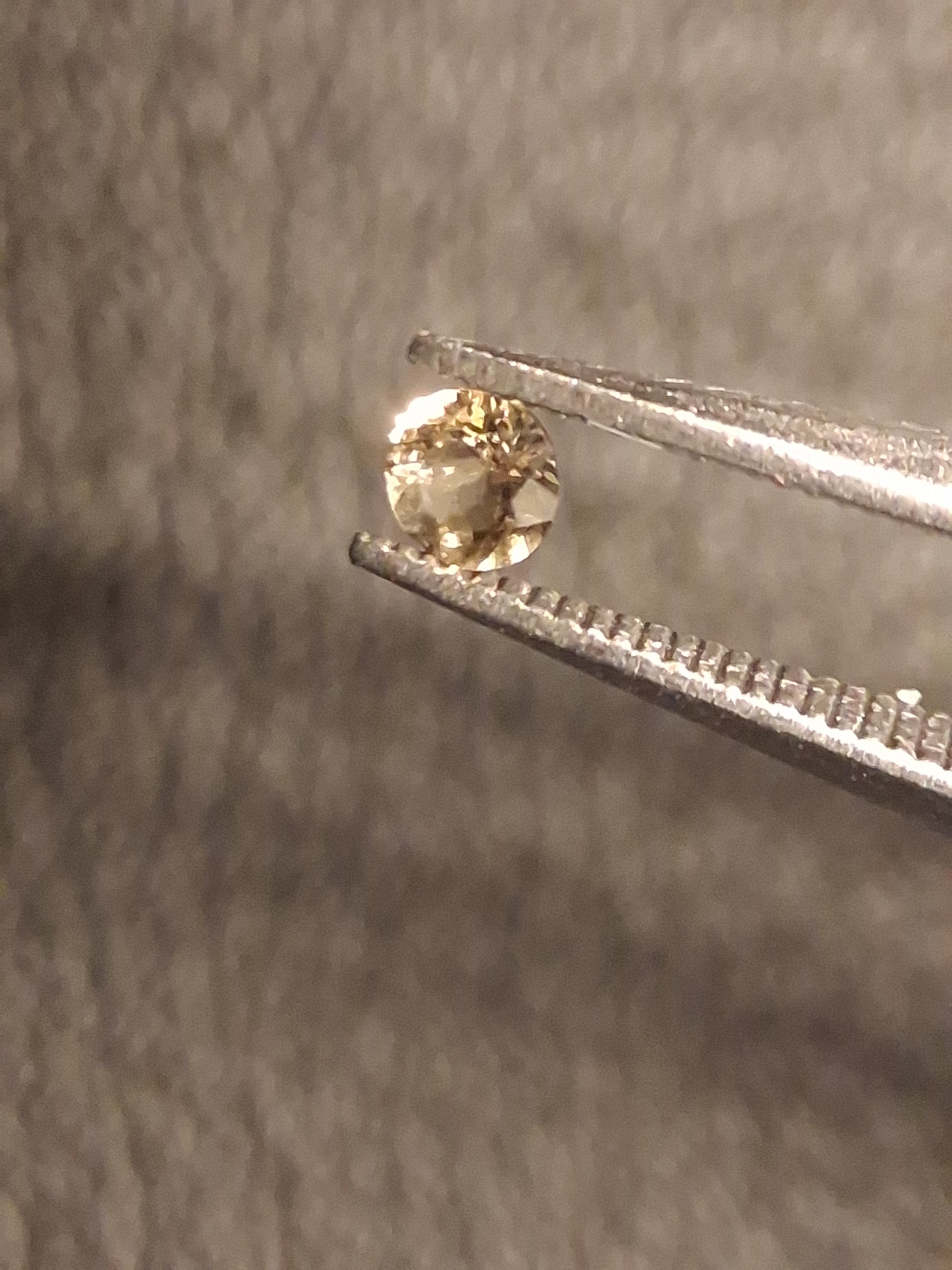 Natural Tourmaline - yellowish green - 2.4 mm - 0.065 ct - round - unheated - Natural Gems Belgium