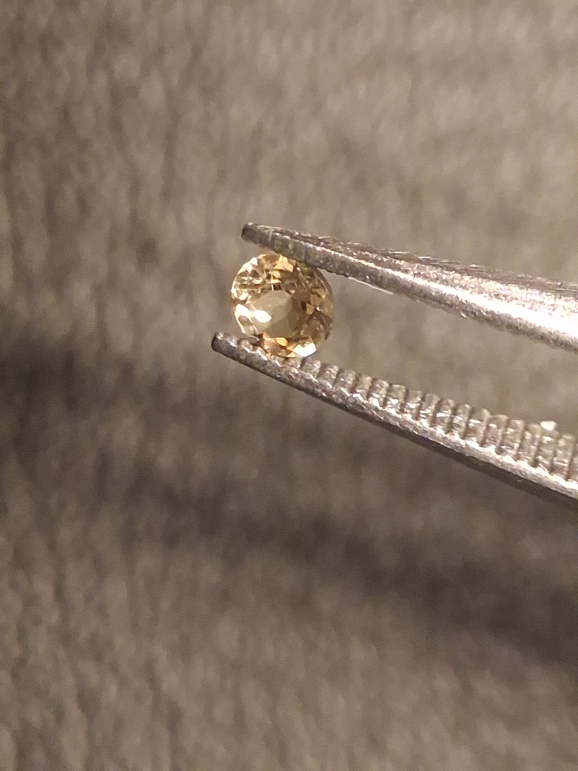 Natural Tourmaline - yellowish green - 2.4 mm - 0.065 ct - round - unheated - Natural Gems Belgium